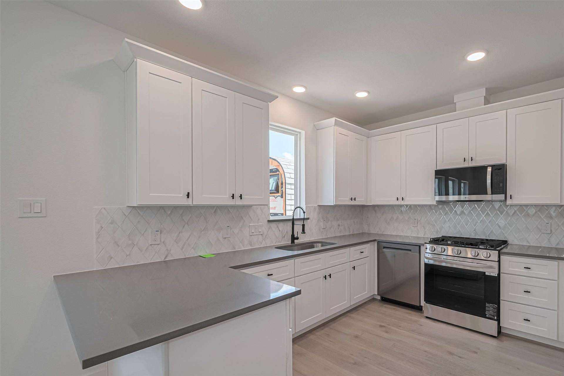 1354 W 24th Street, Houston, TX 77008 Modern kitchen with ample
cabinetry, generous counter
space, and a breakfast bar