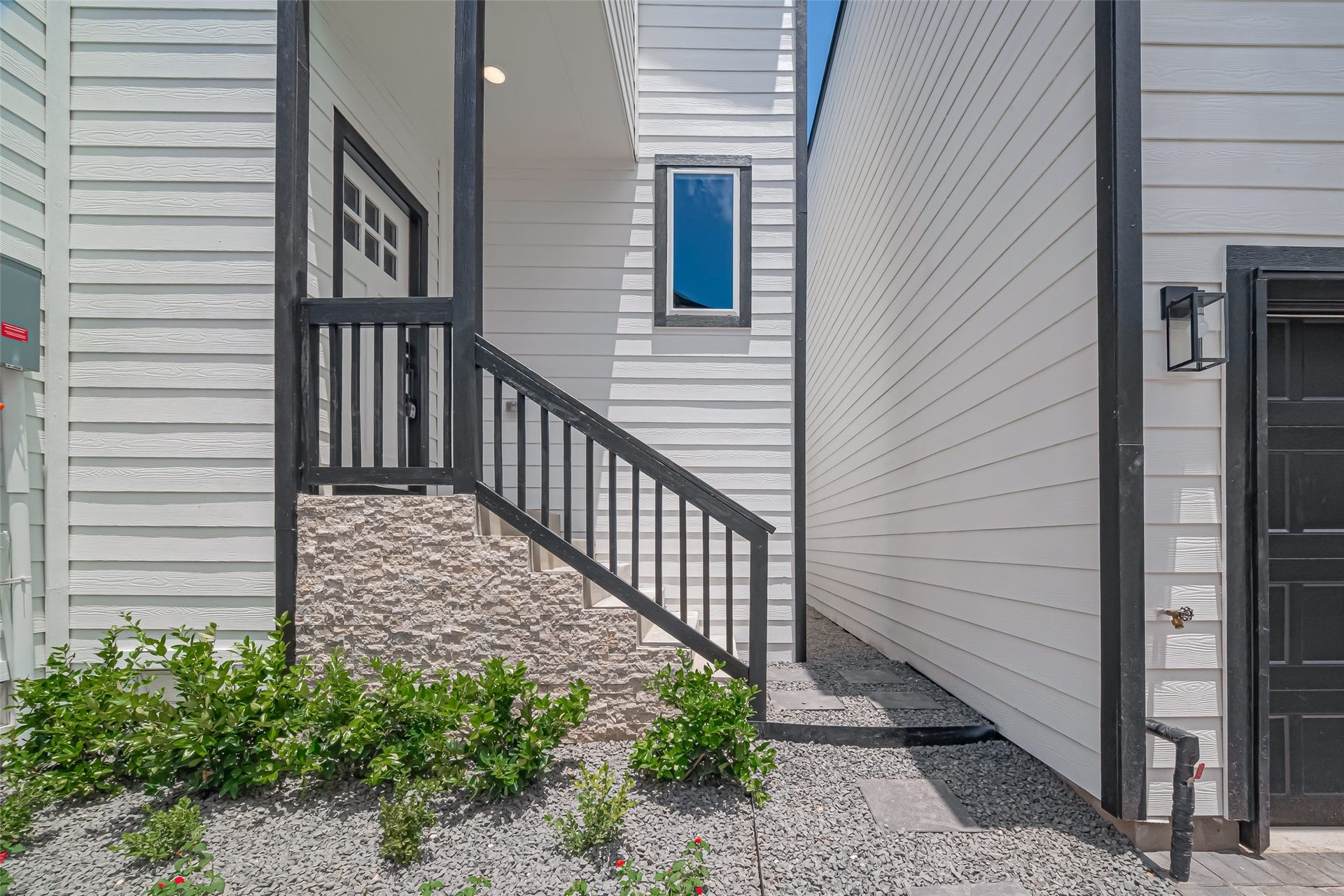 1354 W 24th Street, Houston, TX 77008 Stairway leading to the front entrance with simple
landscaping.