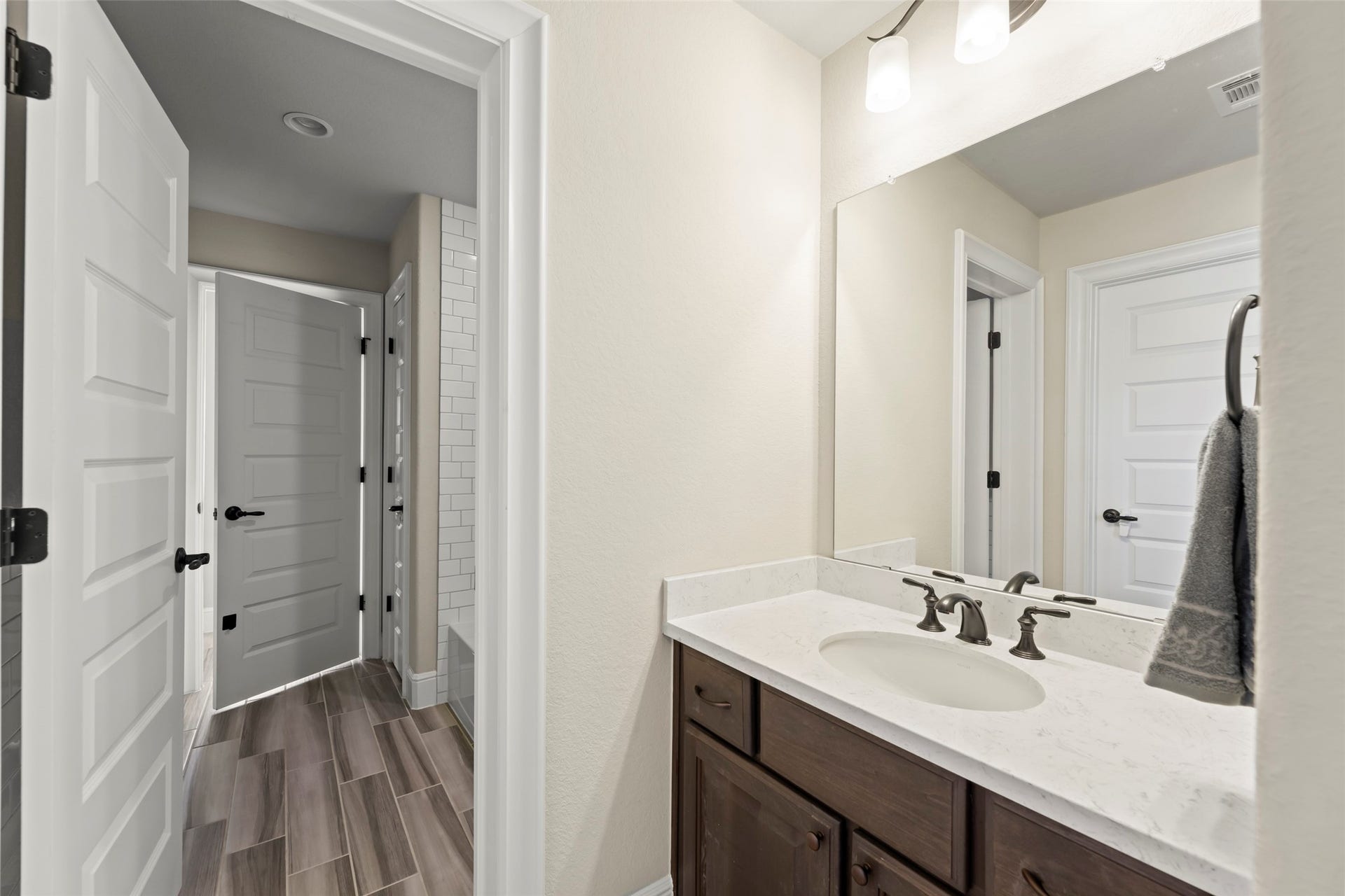 9407 Fox Bend Lane, Missouri City, TX 77459 Jack n Jill Bathroom