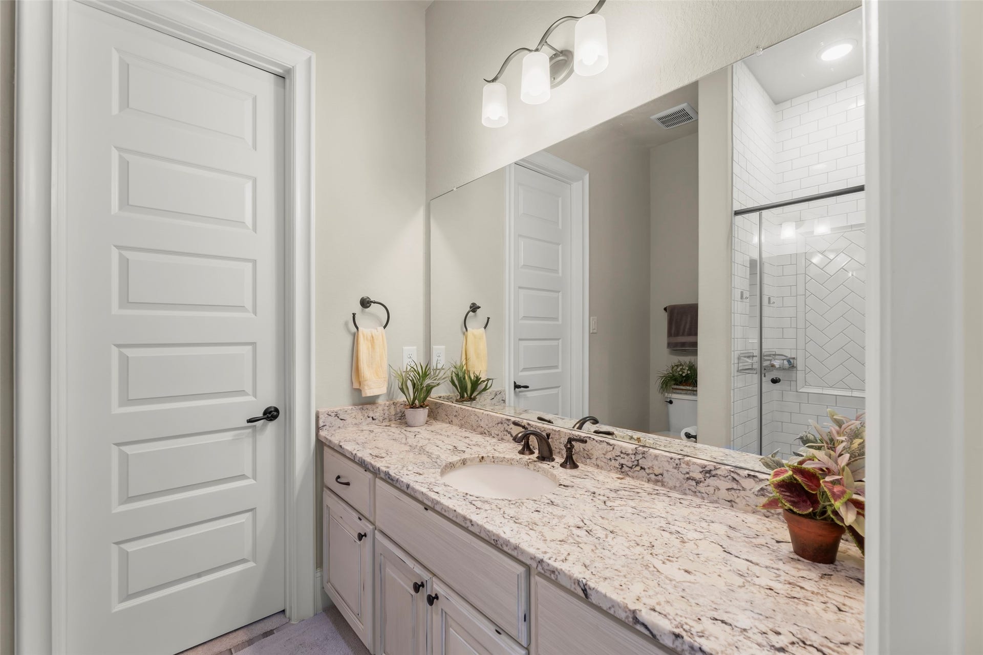 9407 Fox Bend Lane, Missouri City, TX 77459 full bath attached to downstairs secondary bedroom
