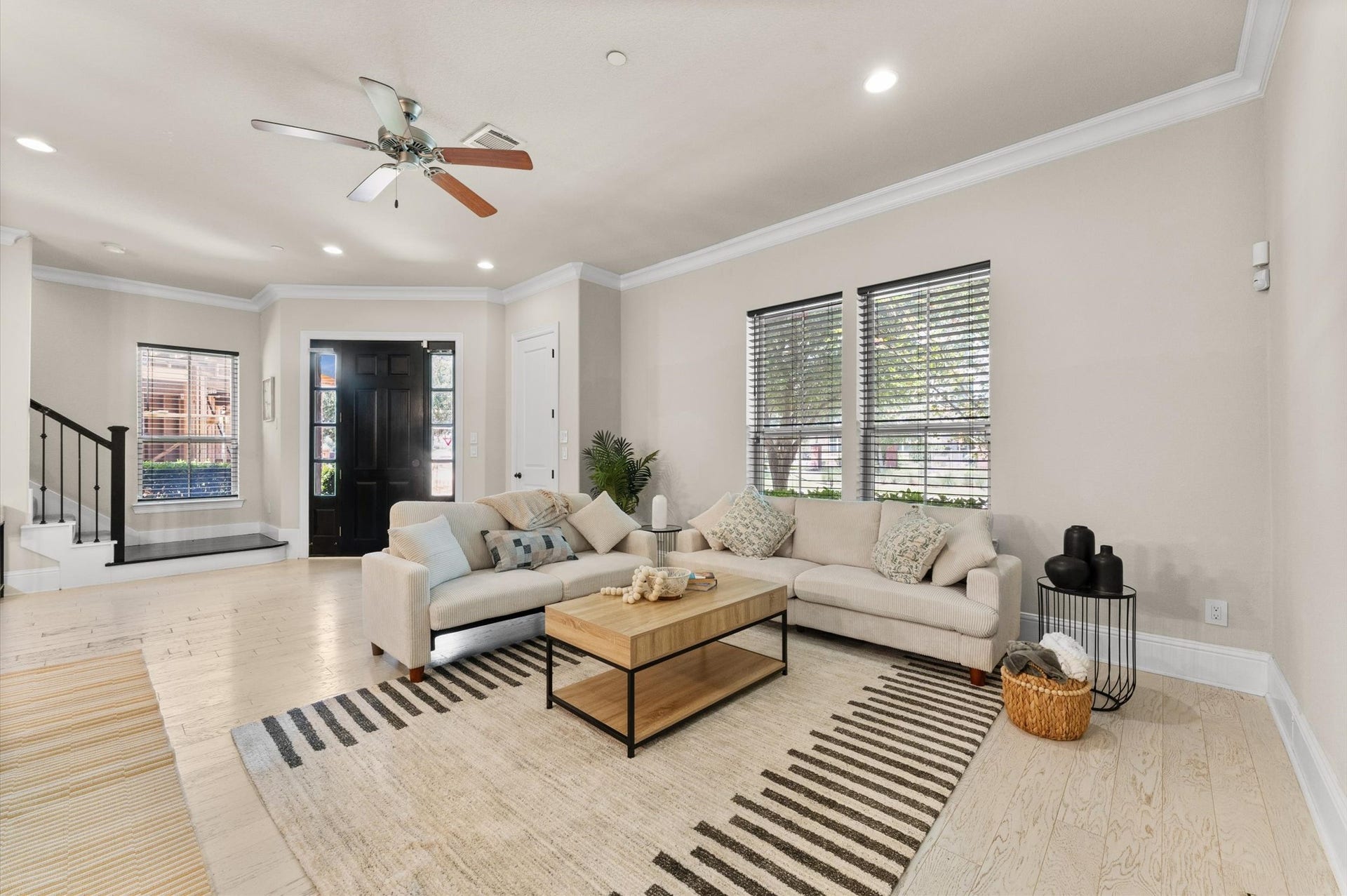 118 Stadium Drive, Sugar Land, TX 77498 Bright and inviting living room.