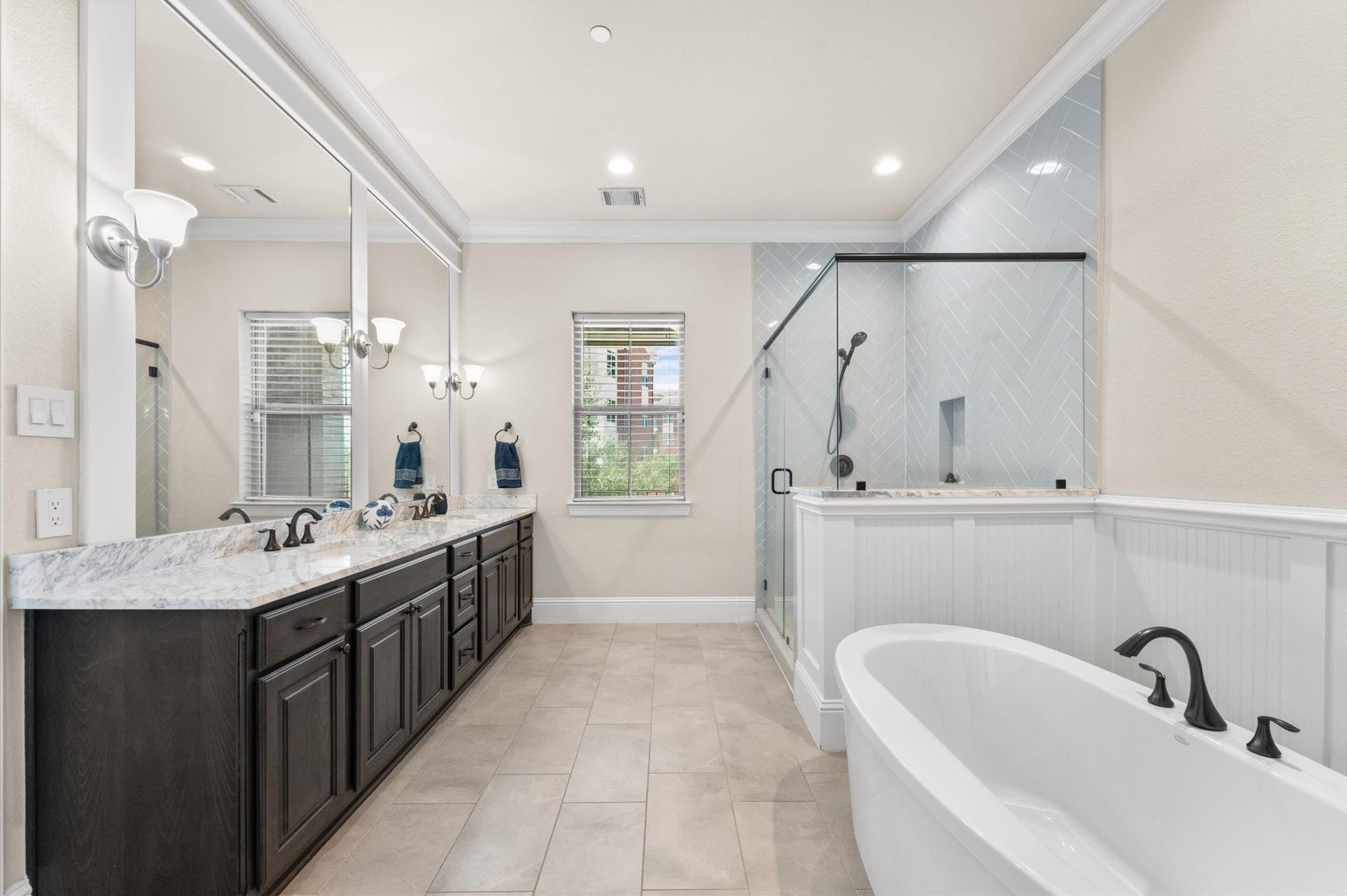 118 Stadium Drive, Sugar Land, TX 77498 Experience luxury with a spacious double sink vanity and an elegant tub-shower combo, perfect for unwinding in style.