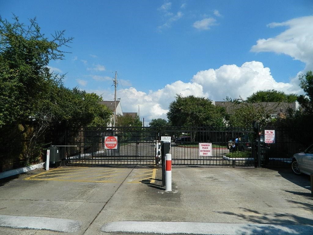 Gate with ample partking