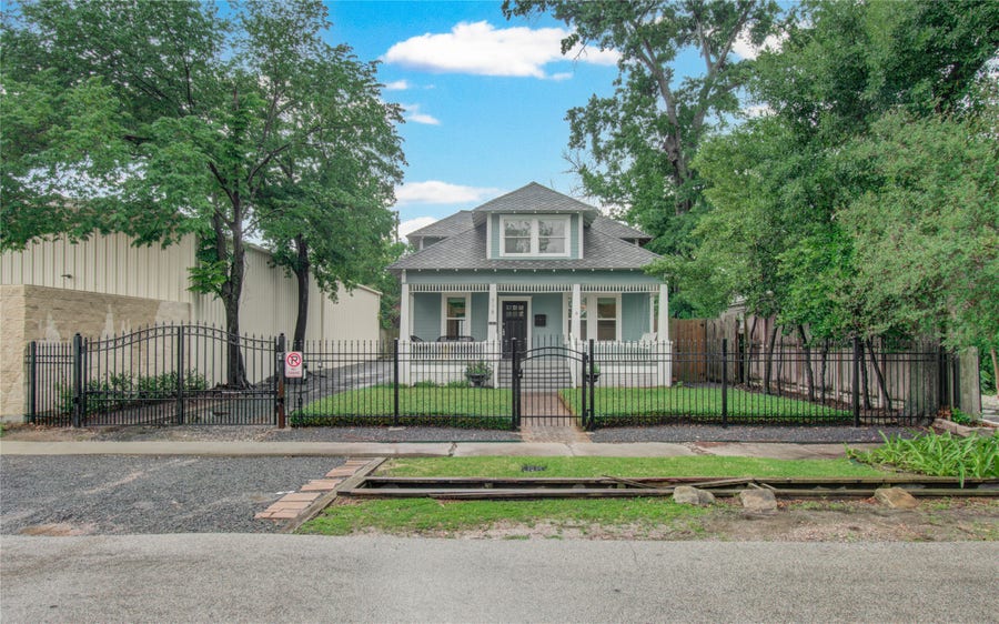 Property photo for 718 W 17th Street, Houston, TX