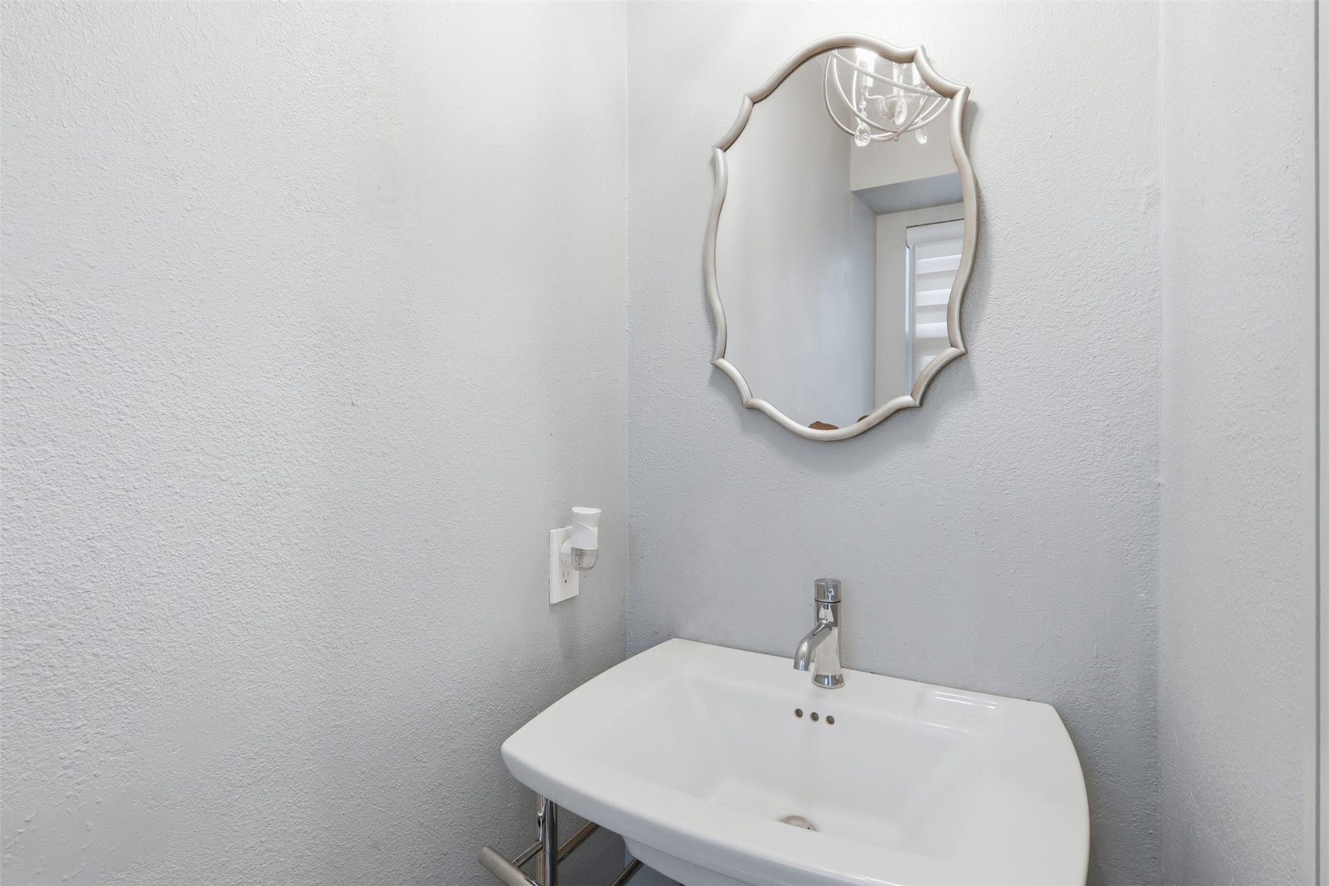 6518 Elmgrove Road, Spring, TX 77389 Convenient powder bath located on the first floorperfect for guests.