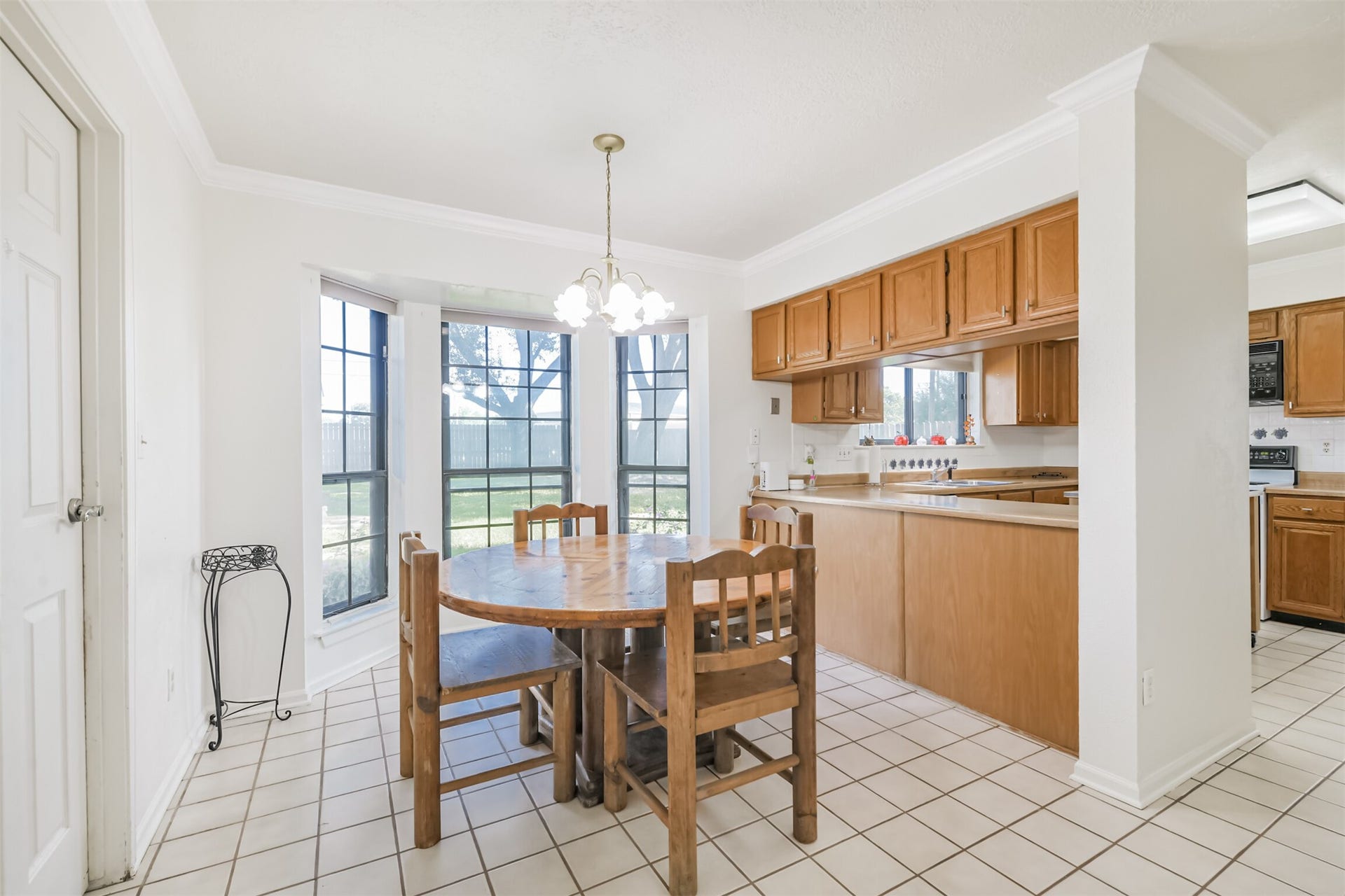 15730 Maple Manor Drive, Houston, TX 77095 Breakfast area