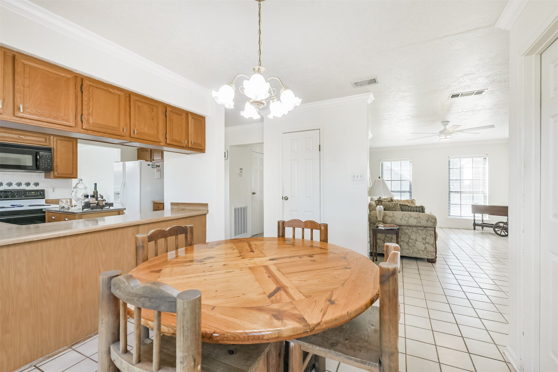 15730 Maple Manor Drive, Houston, TX 77095 Breakfast area open to living room