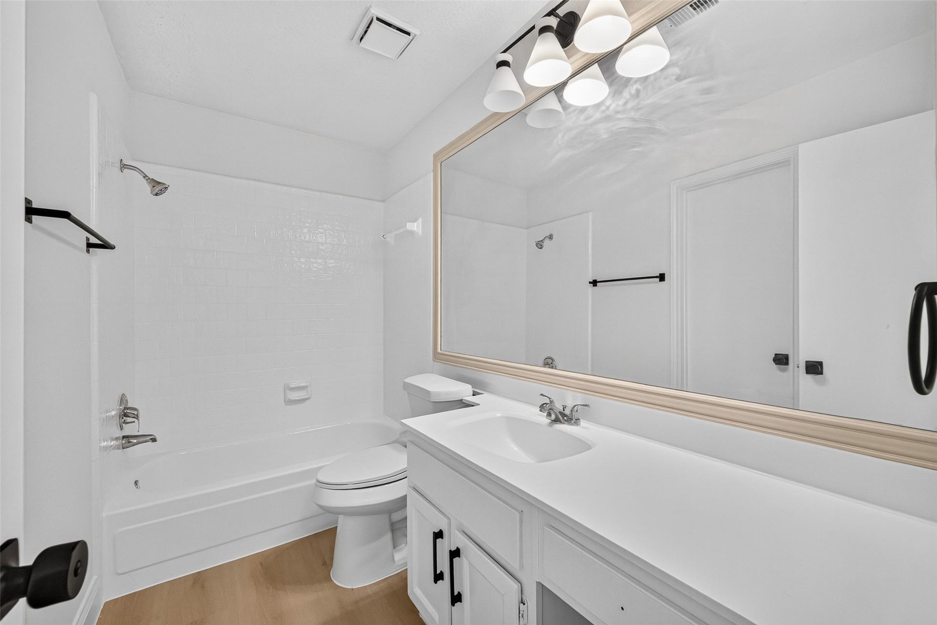 7842 Micheline Circle, Missouri City, TX 77071 Hall bath with refinished tub & shower wall