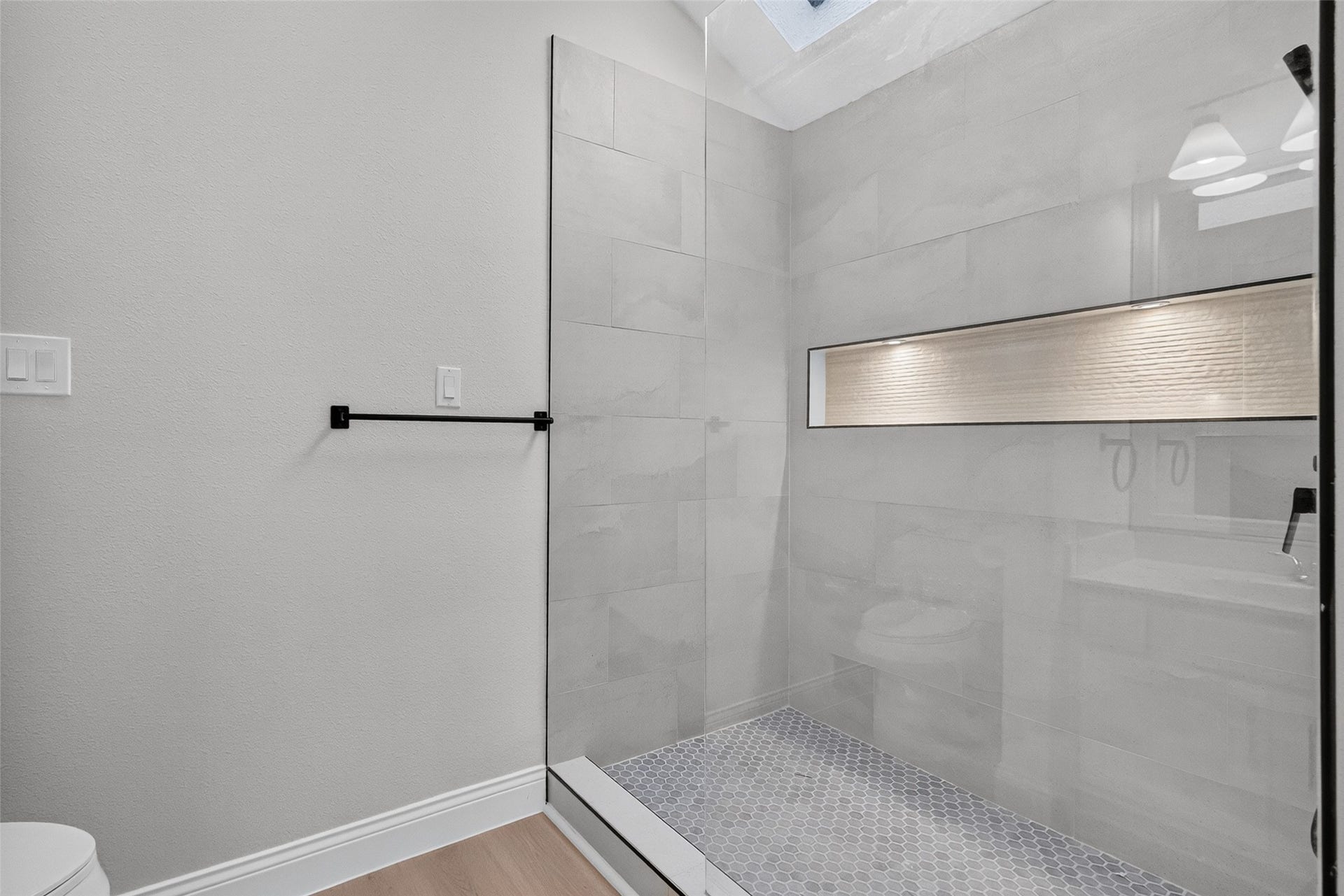 7842 Micheline Circle, Missouri City, TX 77071 Oversized standing shower with lighted wall to wall shampoo niche