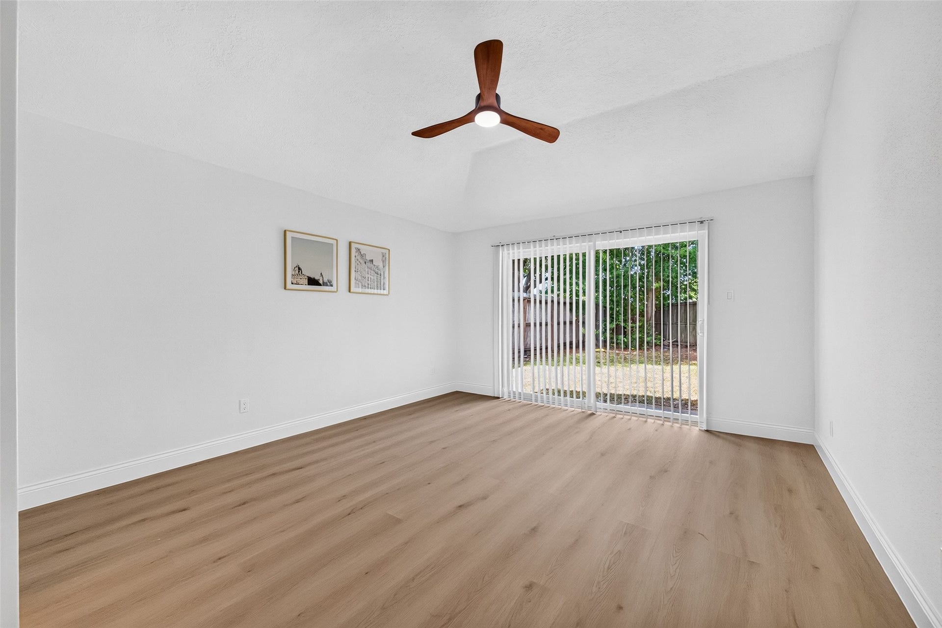 7842 Micheline Circle, Missouri City, TX 77071 Spacious primary bedroom with raised ceiling