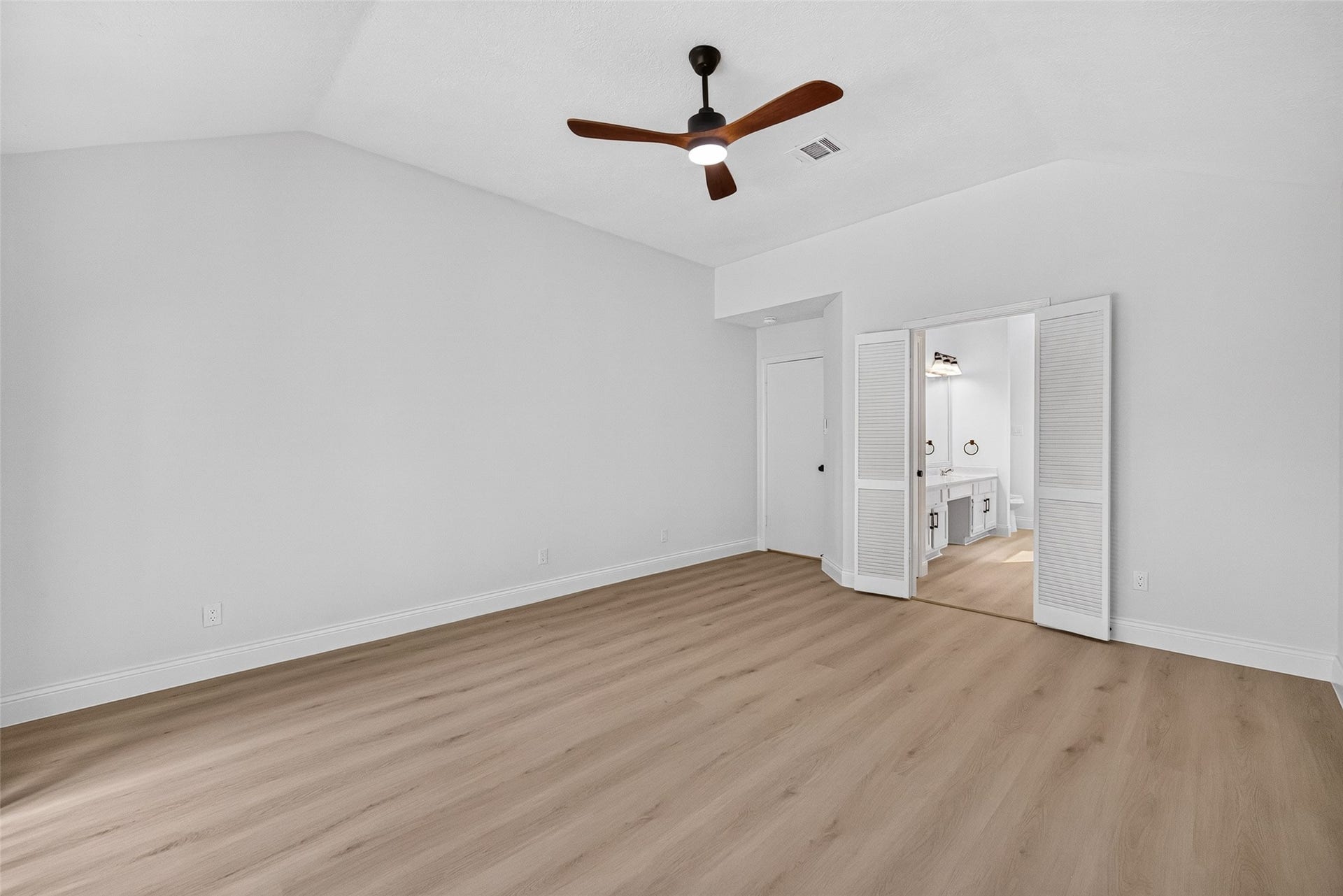 7842 Micheline Circle, Missouri City, TX 77071 Spacious primary bedroom with raised ceiling