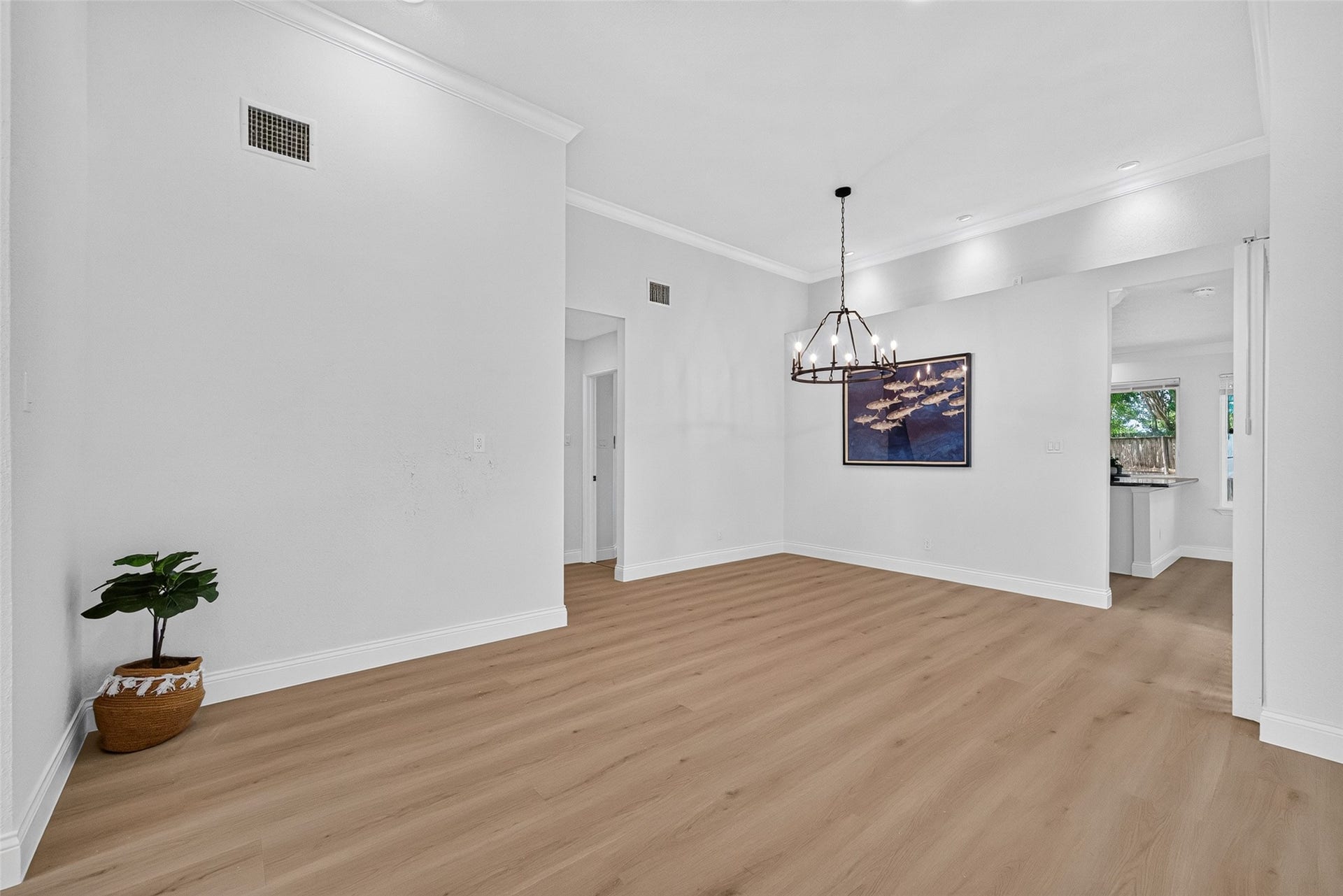 7842 Micheline Circle, Missouri City, TX 77071 Open floor plan with high ceiling featuring wide hallway with crown molding & refinished fireplace