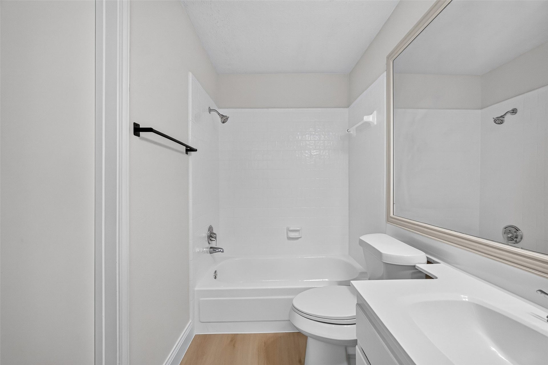 7842 Micheline Circle, Missouri City, TX 77071 Hall bath with refinished tub & shower wall