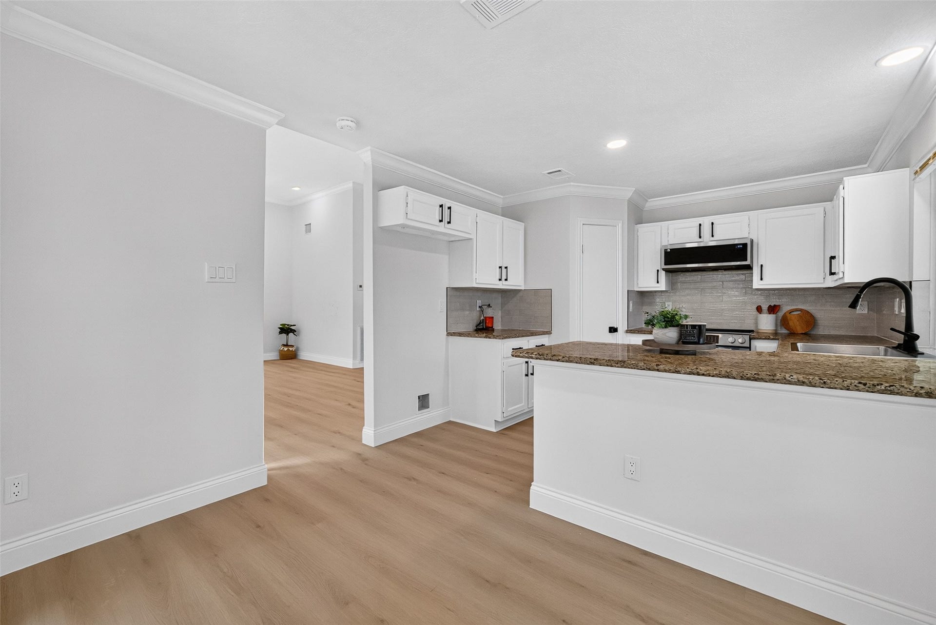 7842 Micheline Circle, Missouri City, TX 77071 Breakfast and kitchen combo