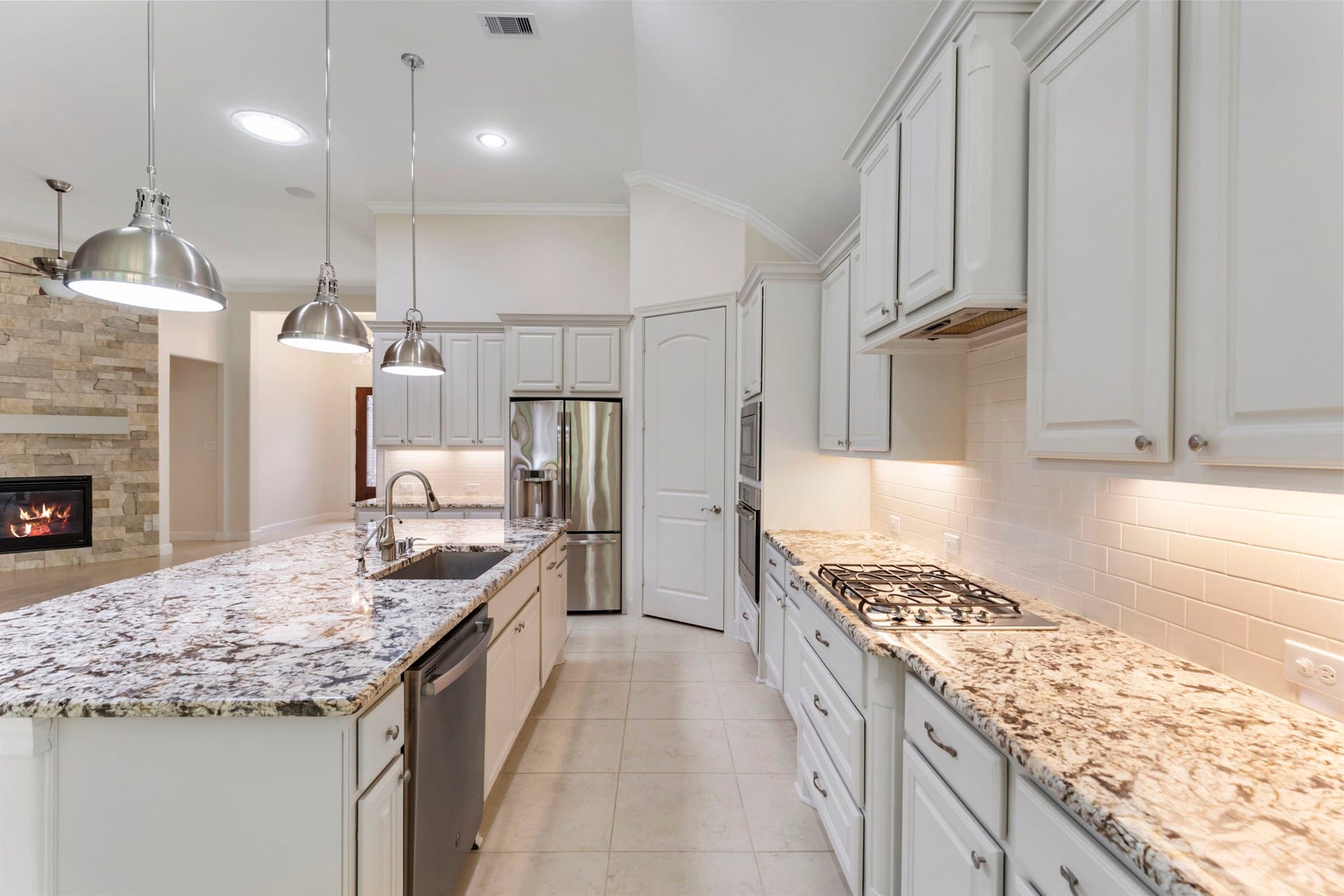 103 Blue Gilia Court, Montgomery, TX 77316 Plenty of counter space!