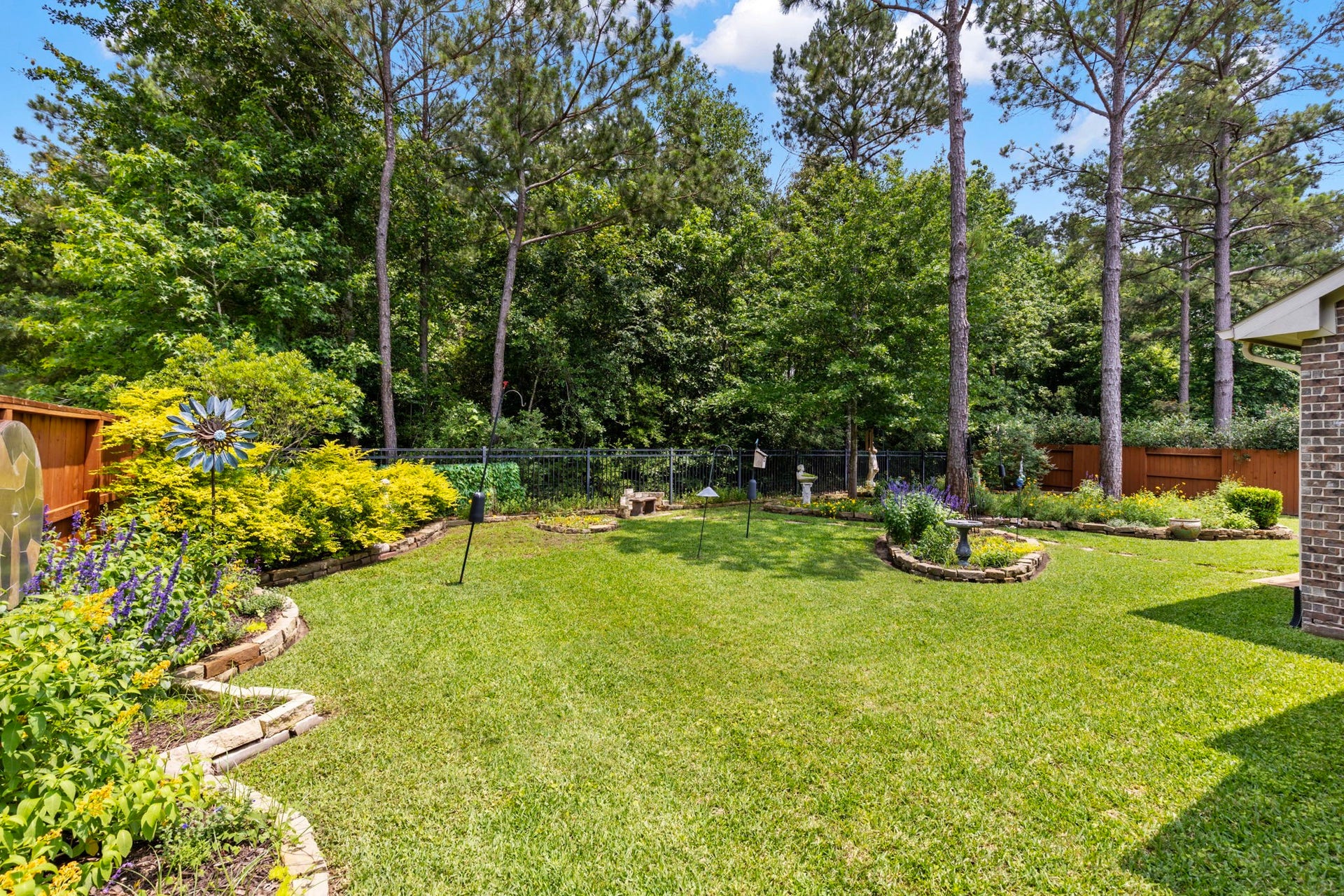103 Blue Gilia Court, Montgomery, TX 77316 Humming bird and butterfly sanctuary.