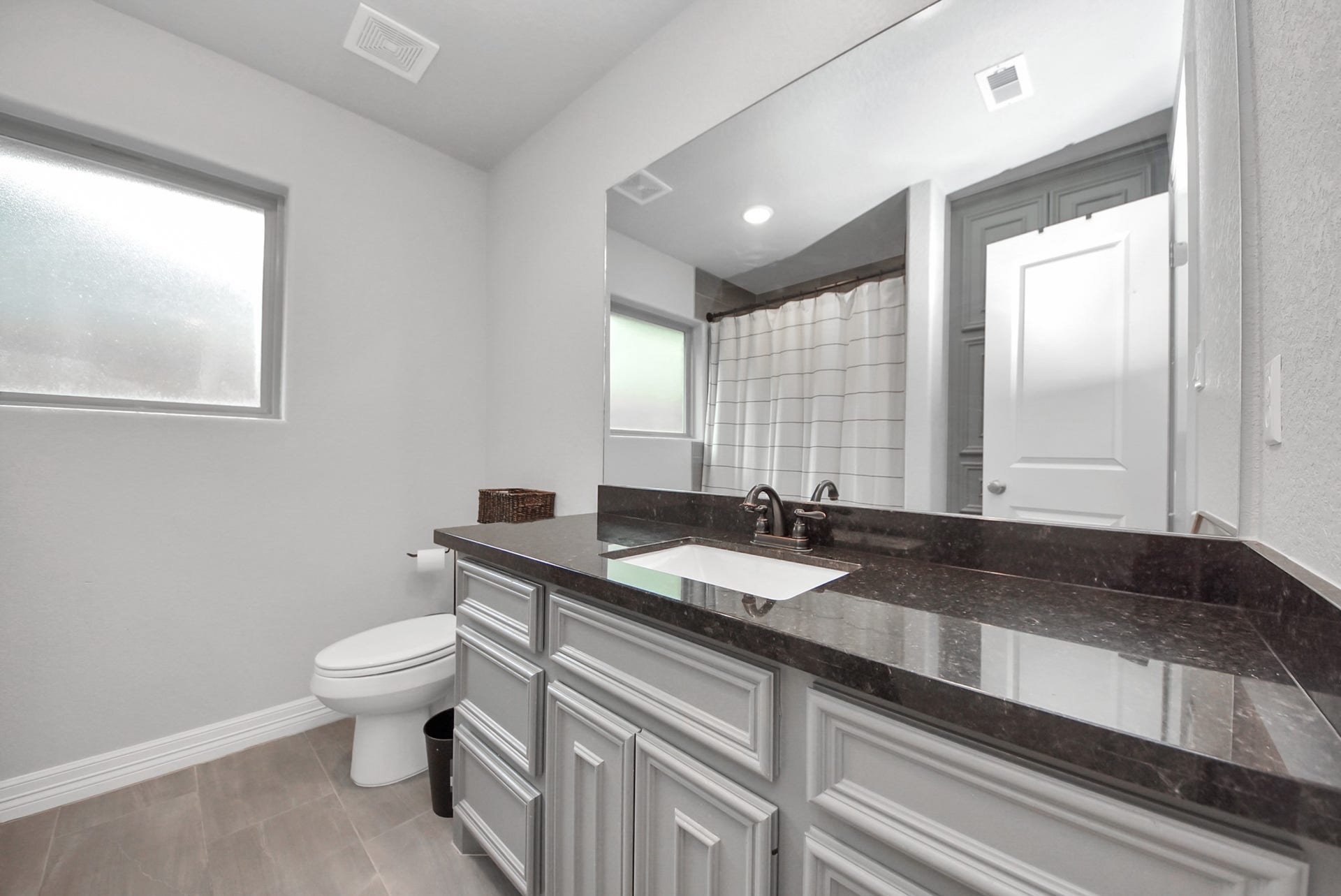 1023 S Anderson Street, Angleton, TX 77515 Additional full bathroom offering modern finishes and everyday convenience