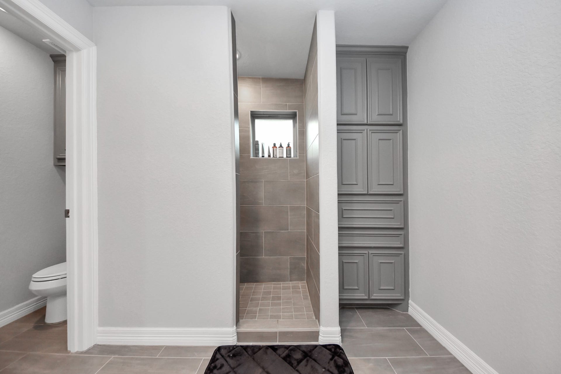 1023 S Anderson Street, Angleton, TX 77515 Private primary bathroom featuring a spacious walk-in shower
