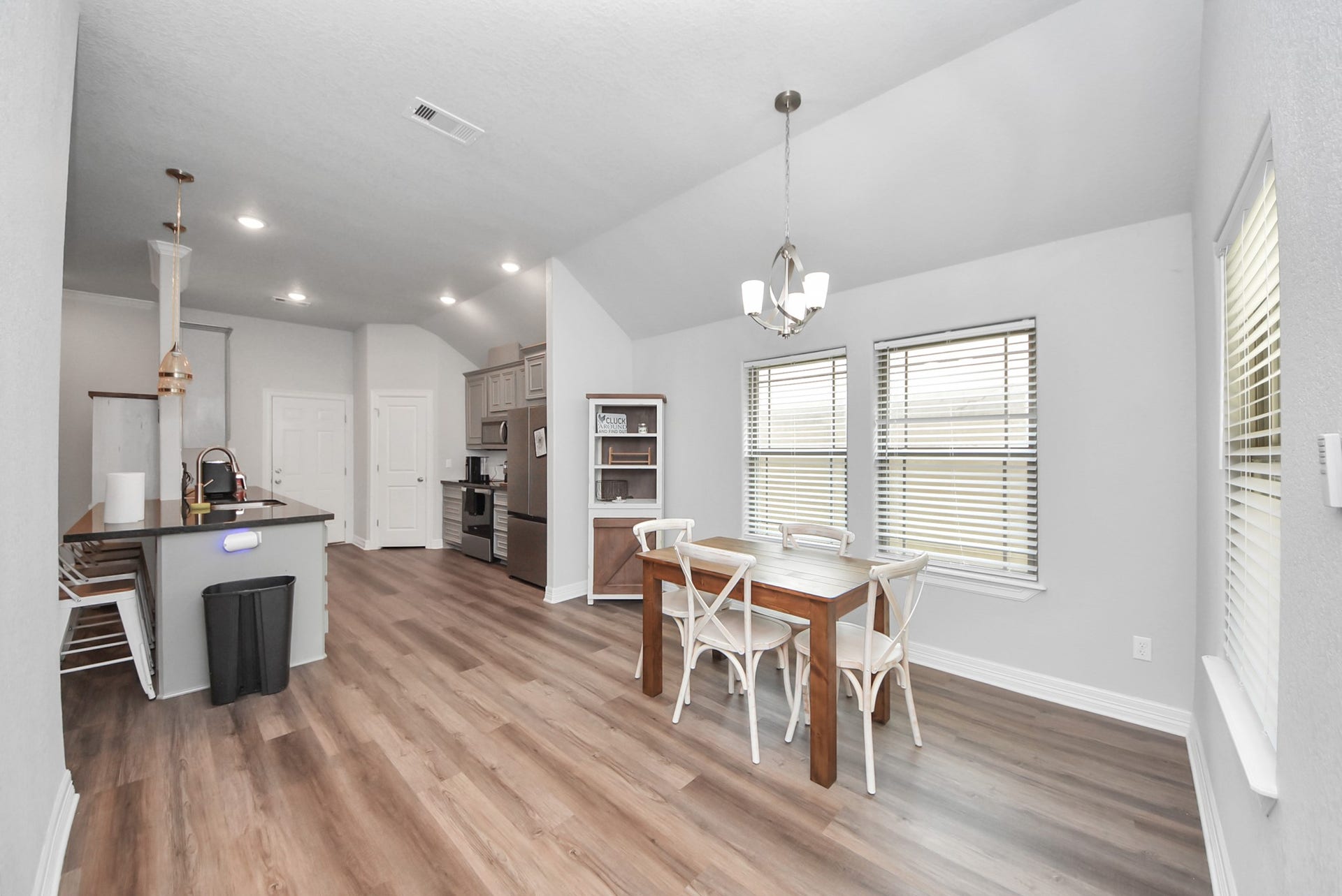1023 S Anderson Street, Angleton, TX 77515 Inviting breakfast area perfect for casual meals and morning coffee