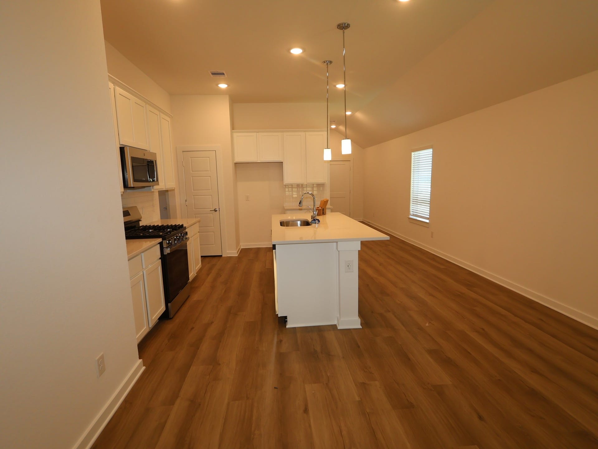 1033 Garnet Star Drive, La Marque, TX 77568 1033 Garnet Star Drive, La Marque, TX 77568