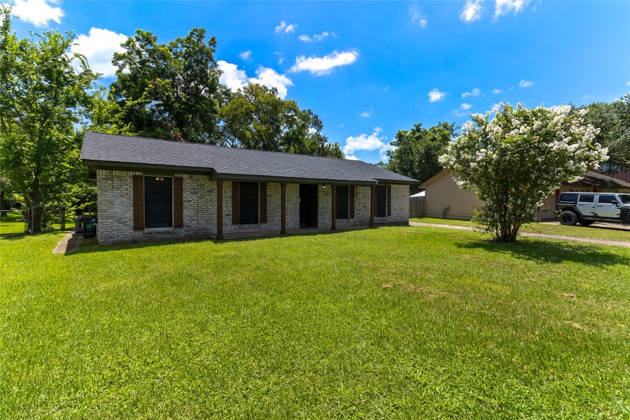 Property photo for 117 Cannon Street, Clute, TX