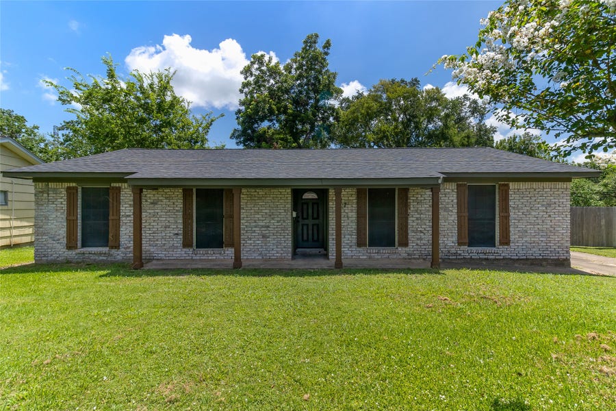 Property photo for 117 Cannon Street, Clute, TX