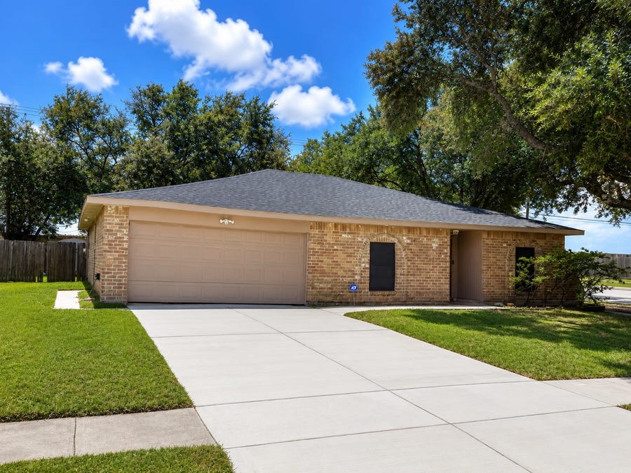 Property photo for 6221 Silver Leaf Drive, League City, TX