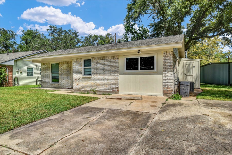 Property photo for 253 N Shanks Street, Clute, TX