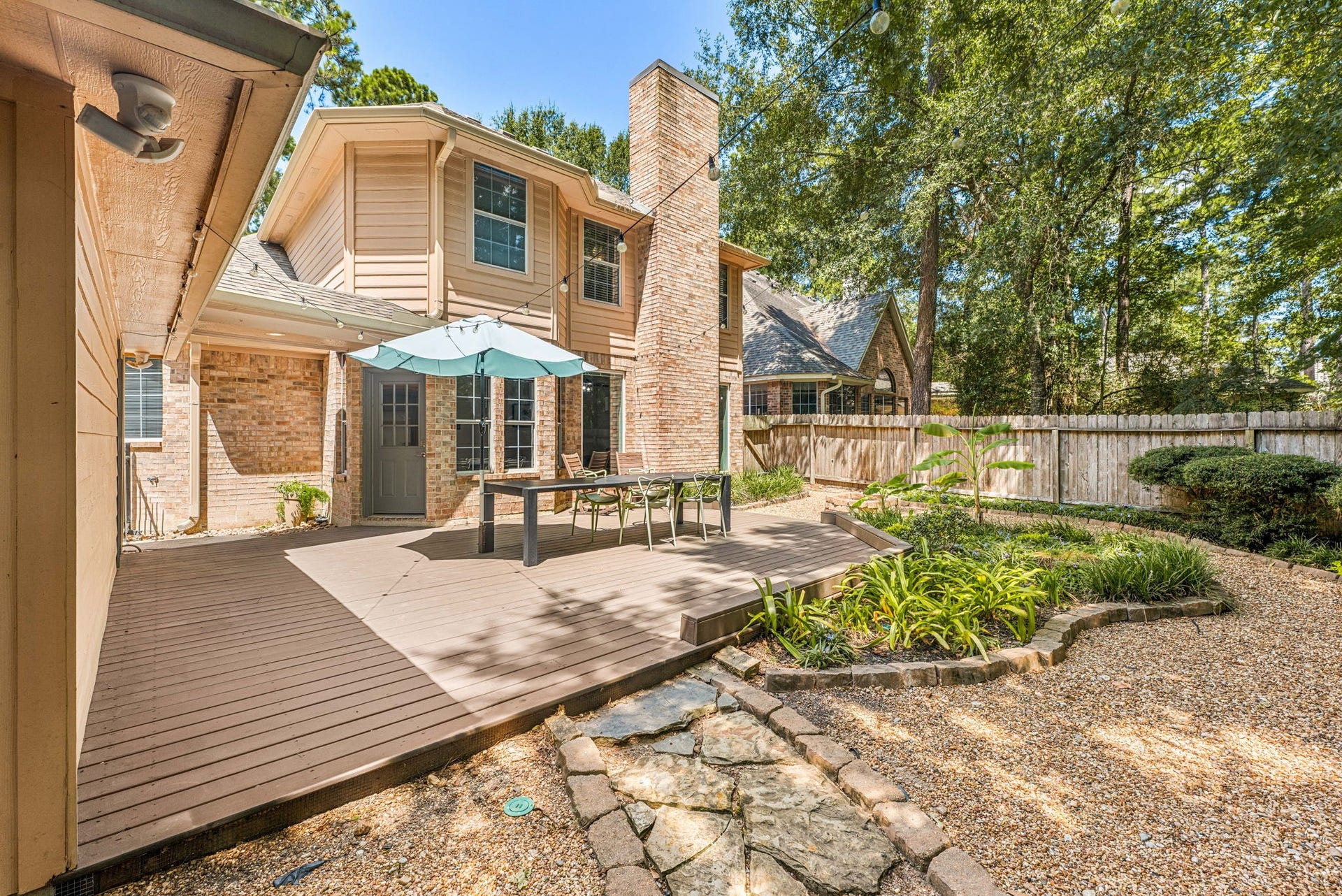 26 Cinnamon Teal Place, The Woodlands, TX 77382 Charming backyard.