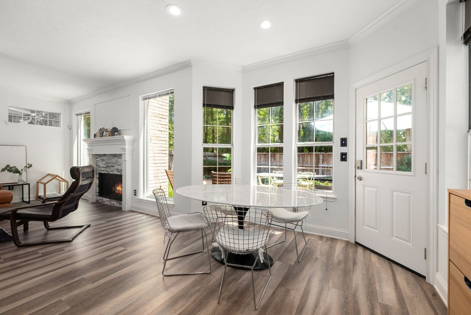 26 Cinnamon Teal Place, The Woodlands, TX 77382 Bright and inviting living space and breakfast area with abundant natural light.