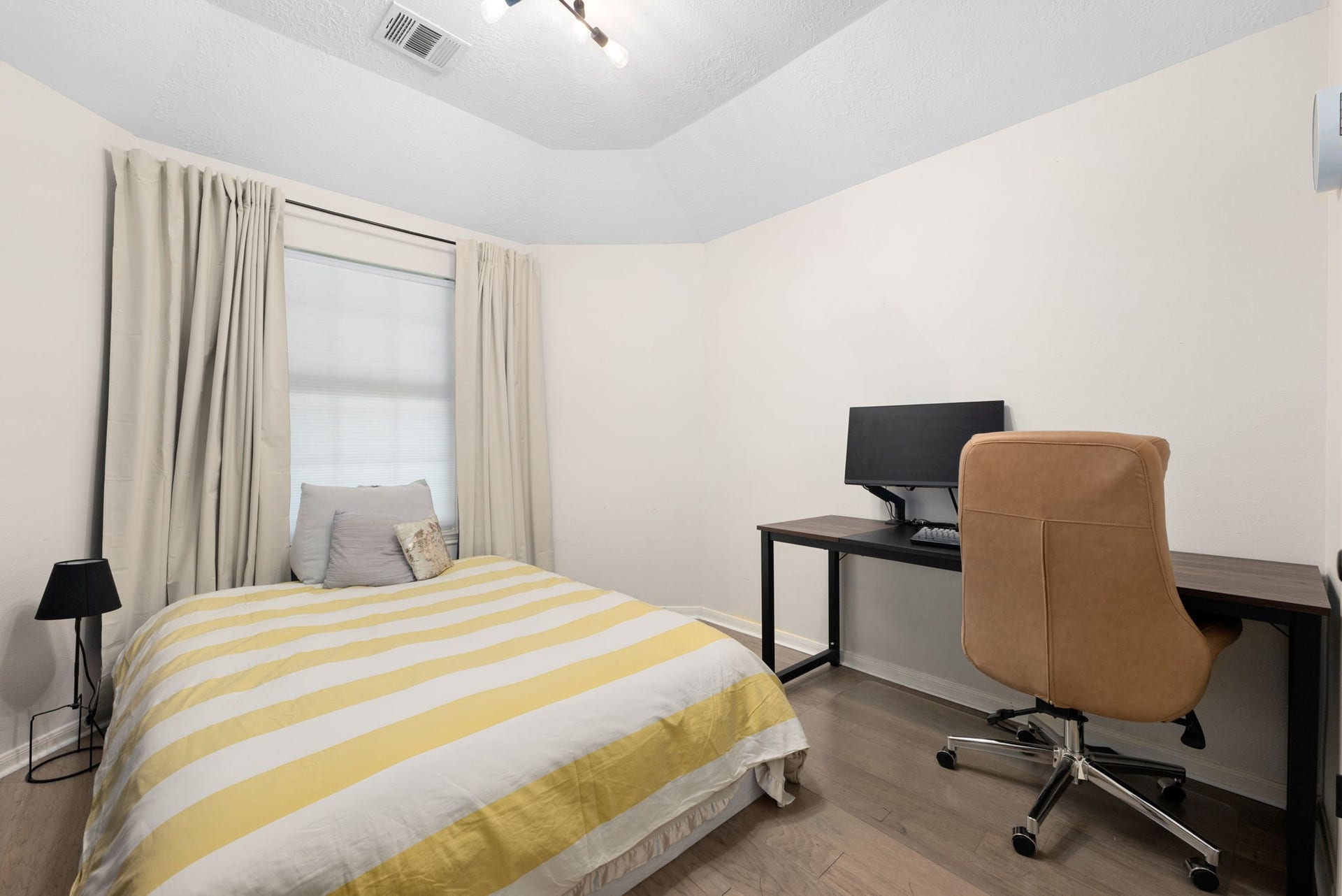 26 Cinnamon Teal Place, The Woodlands, TX 77382 A cozy secondary bedroom is perfect for home office.