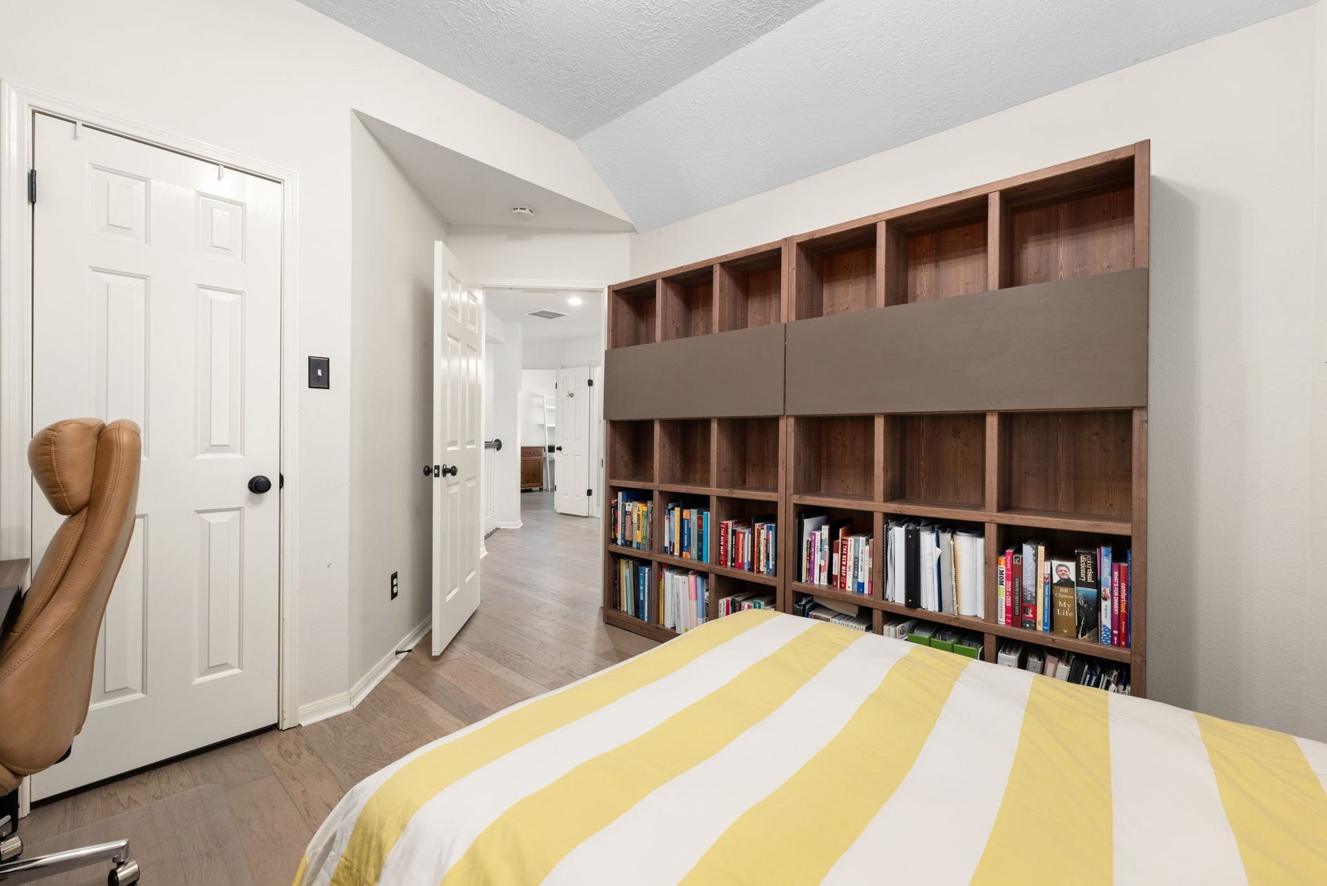 26 Cinnamon Teal Place, The Woodlands, TX 77382 A cozy secondary bedroom is perfect for home office.