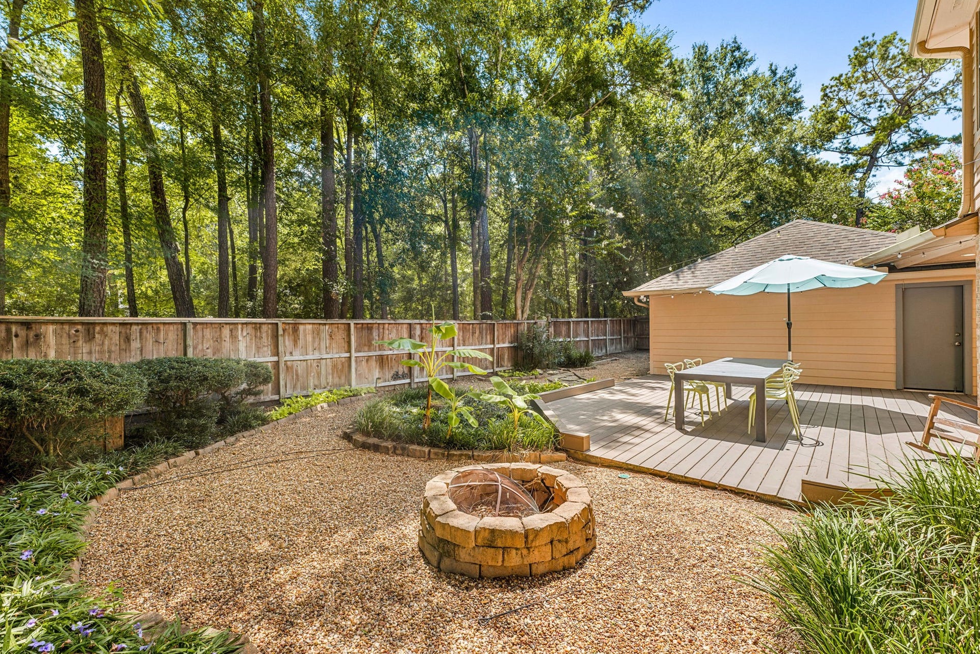 26 Cinnamon Teal Place, The Woodlands, TX 77382 Charming backyard.