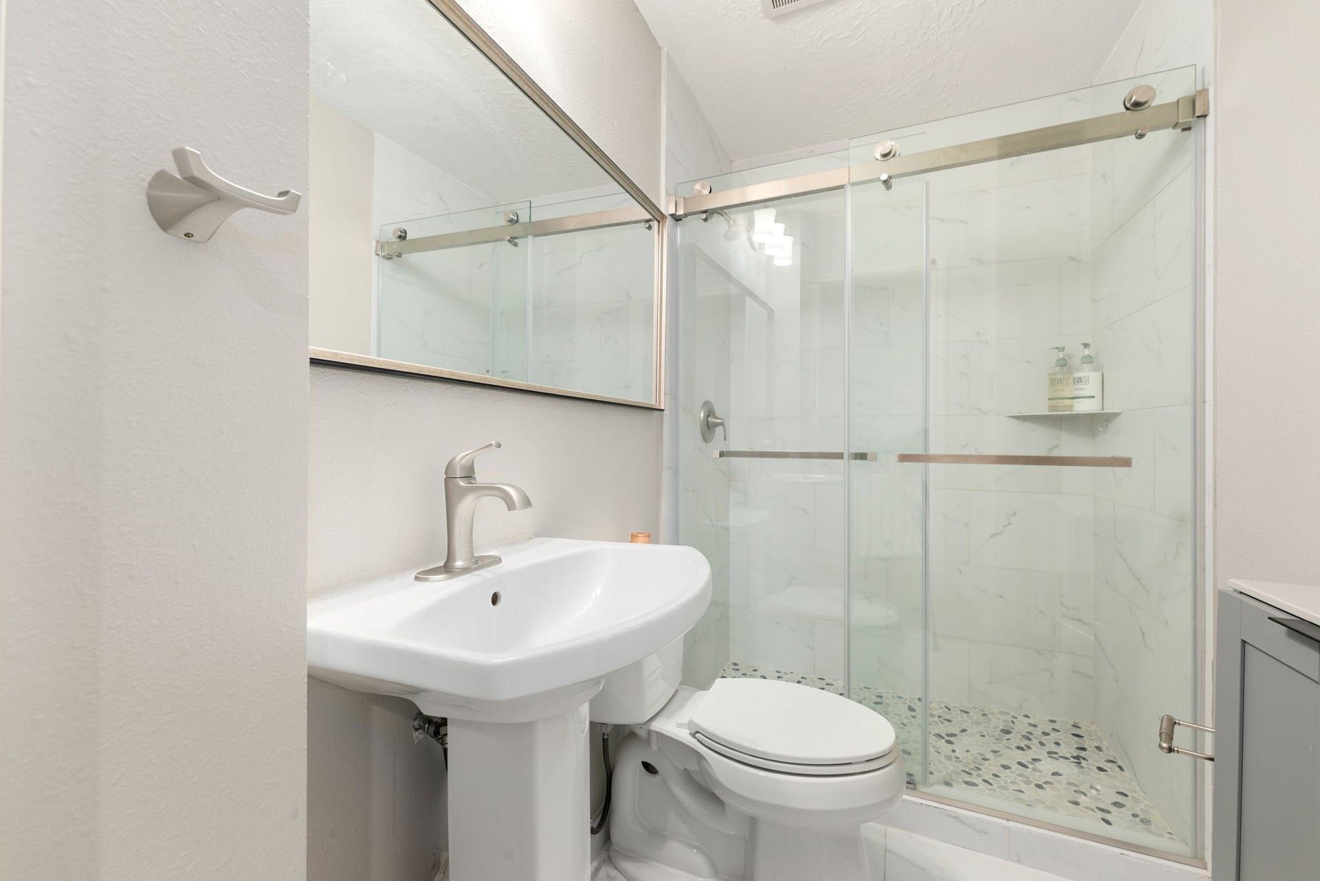 26 Cinnamon Teal Place, The Woodlands, TX 77382 Secondary full bathroom on the 2nd floor.