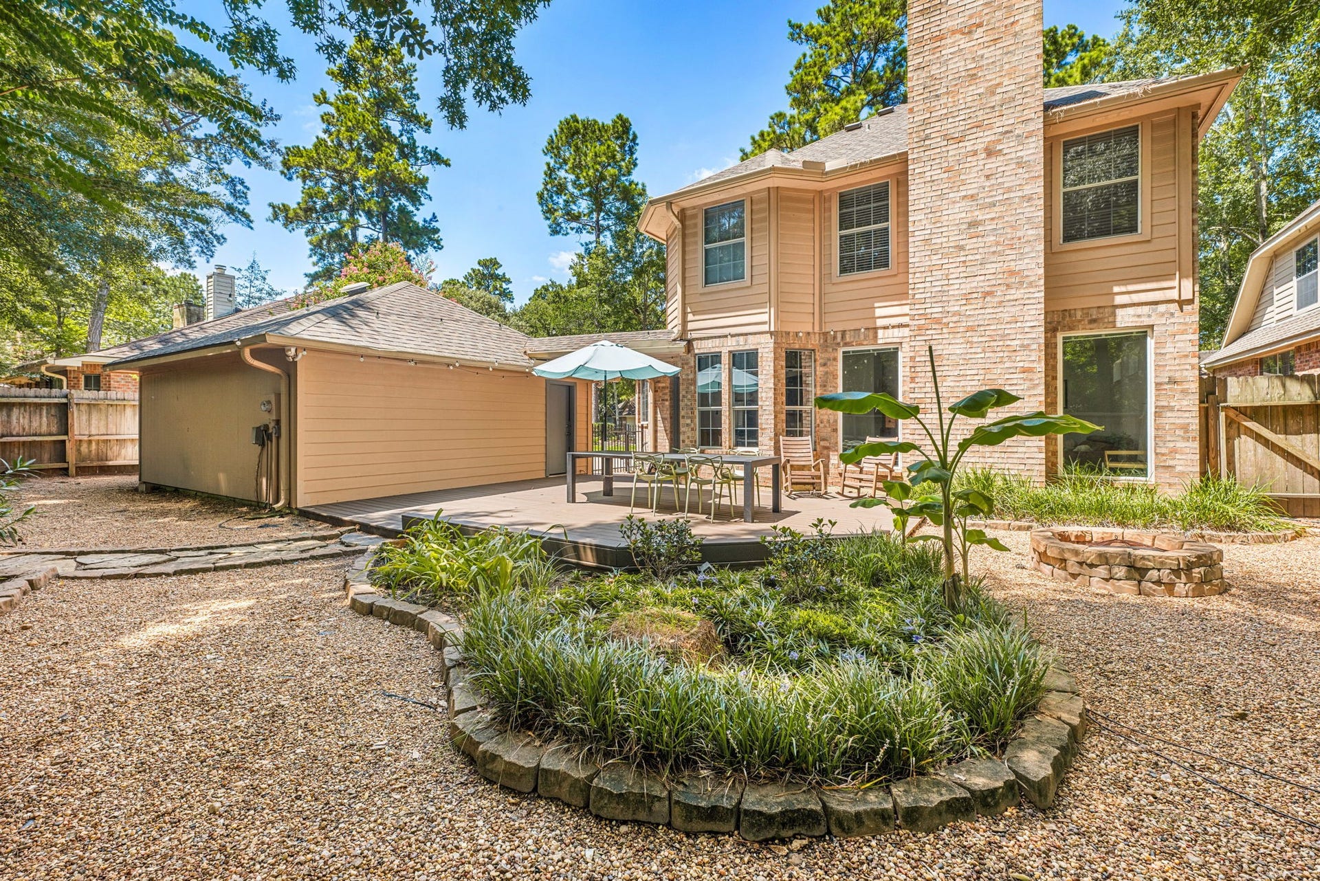 26 Cinnamon Teal Place, The Woodlands, TX 77382 Charming backyard.