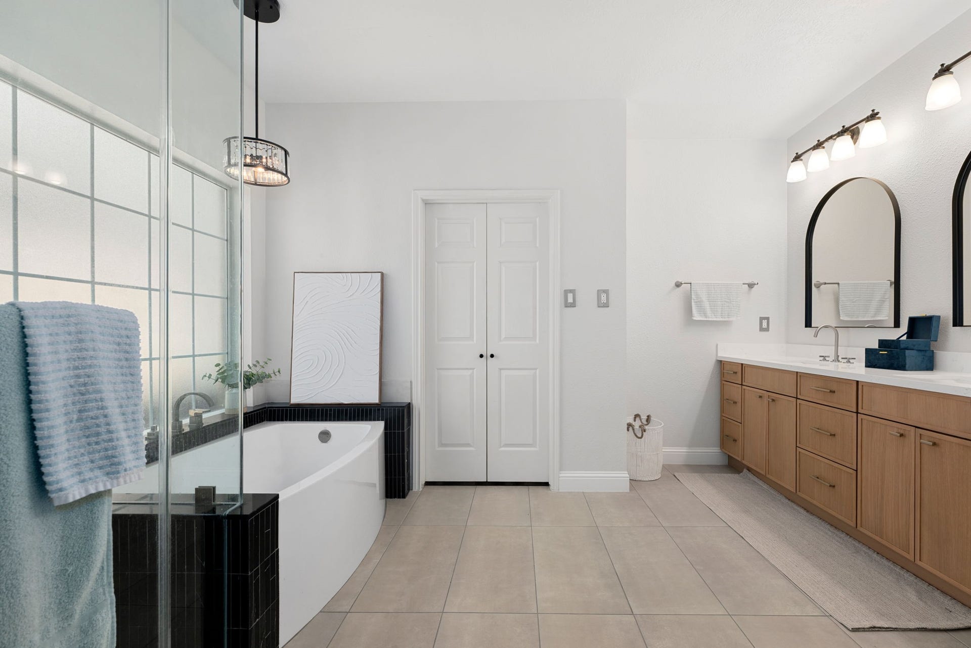 26 Cinnamon Teal Place, The Woodlands, TX 77382 Enjoy a recently remodeled morden bathroom featuring a luxurios soaking tub, dual white oak vanities, stylish mirors.
