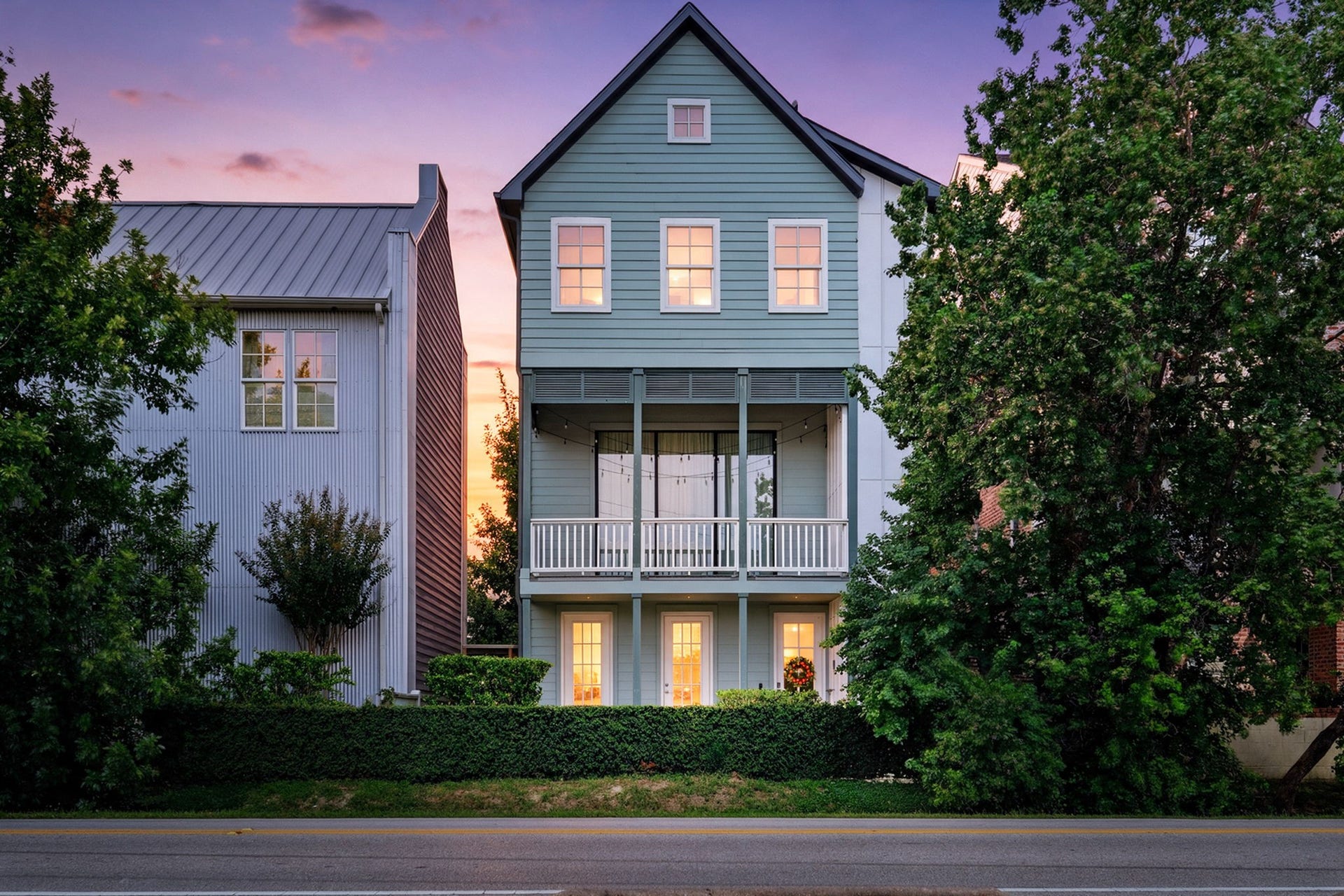 8624 Emnora Lane, Houston, TX 77080 This free standing home is a beautiful mix of charm and comfort with modern amenities & finishes.