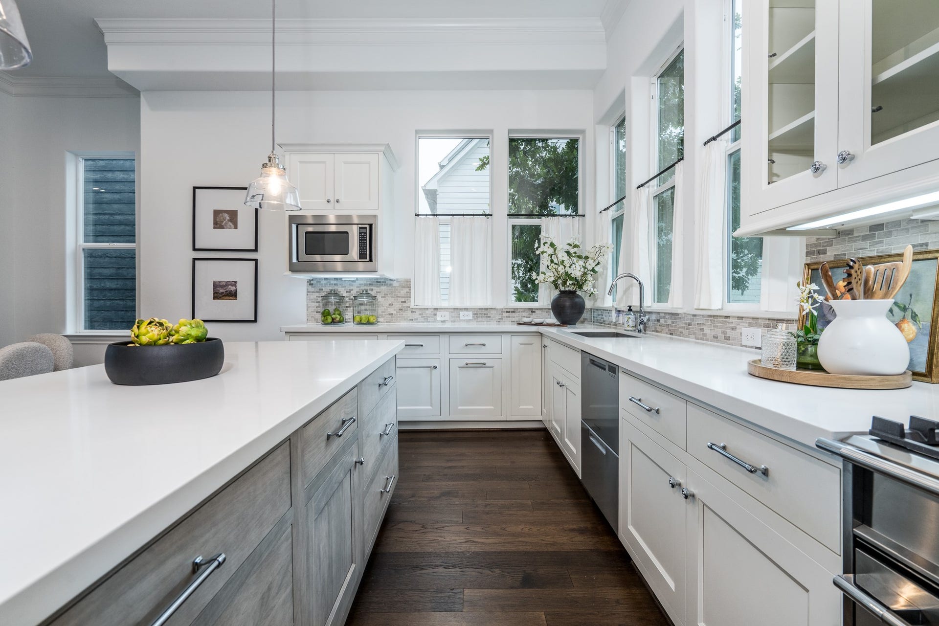 8624 Emnora Lane, Houston, TX 77080 The two toned cabinets add a subtle design feature.