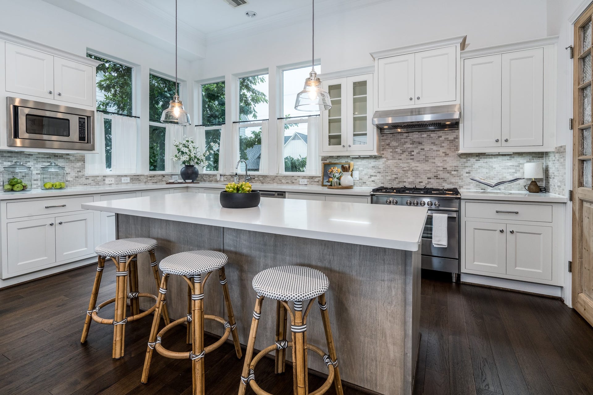 8624 Emnora Lane, Houston, TX 77080 This kitchen will be your favorite room in the house!