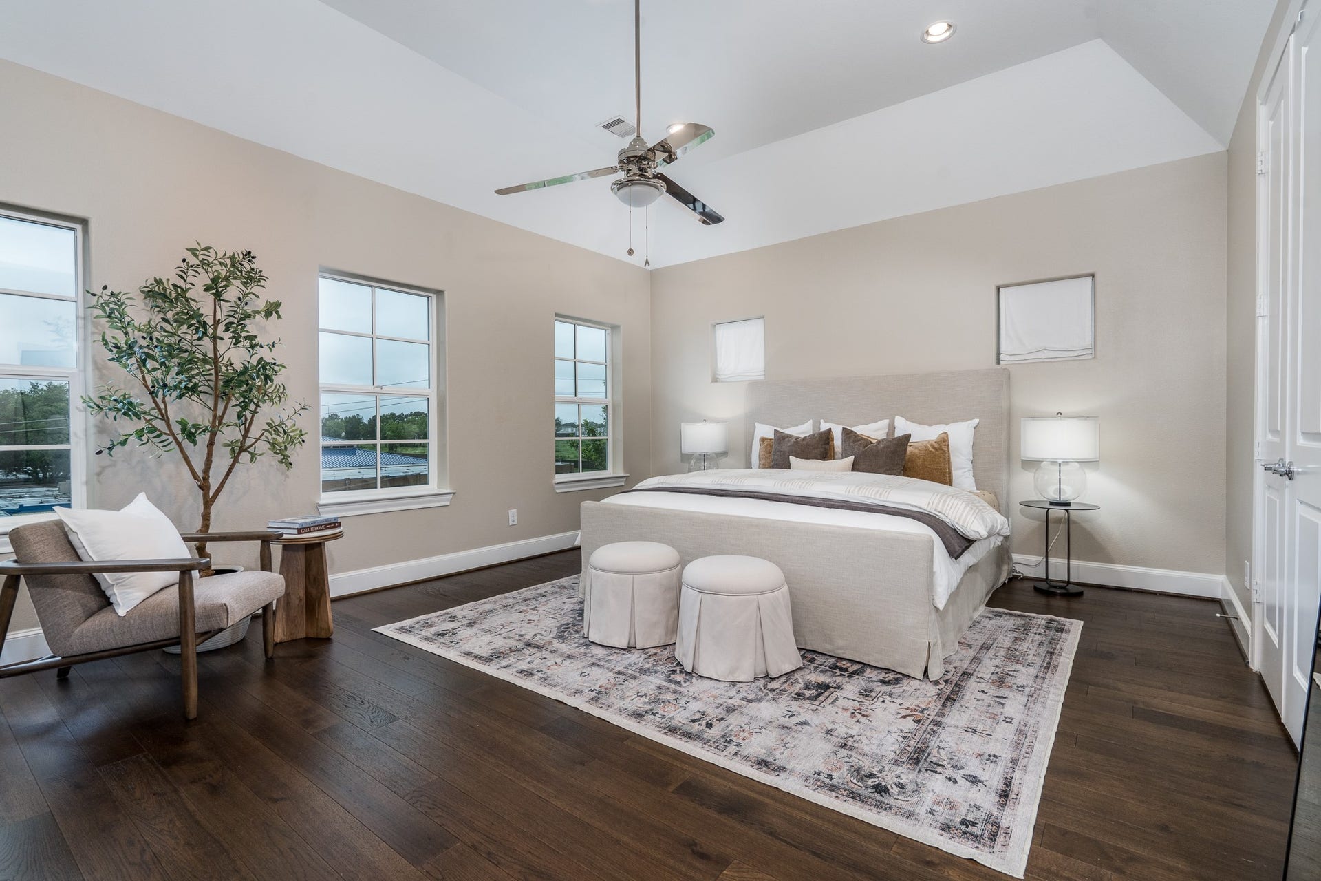 8624 Emnora Lane, Houston, TX 77080 Notice the windows and wood flooring.