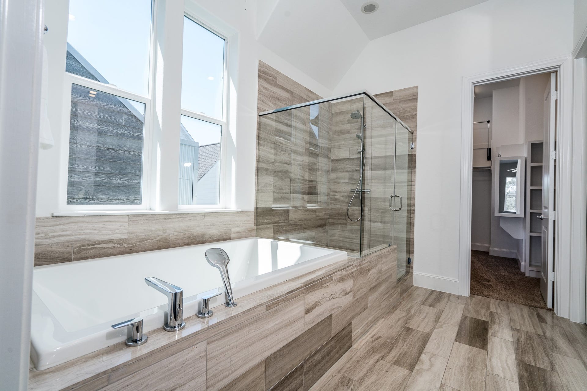 8624 Emnora Lane, Houston, TX 77080 The tub is perfect for soaking!