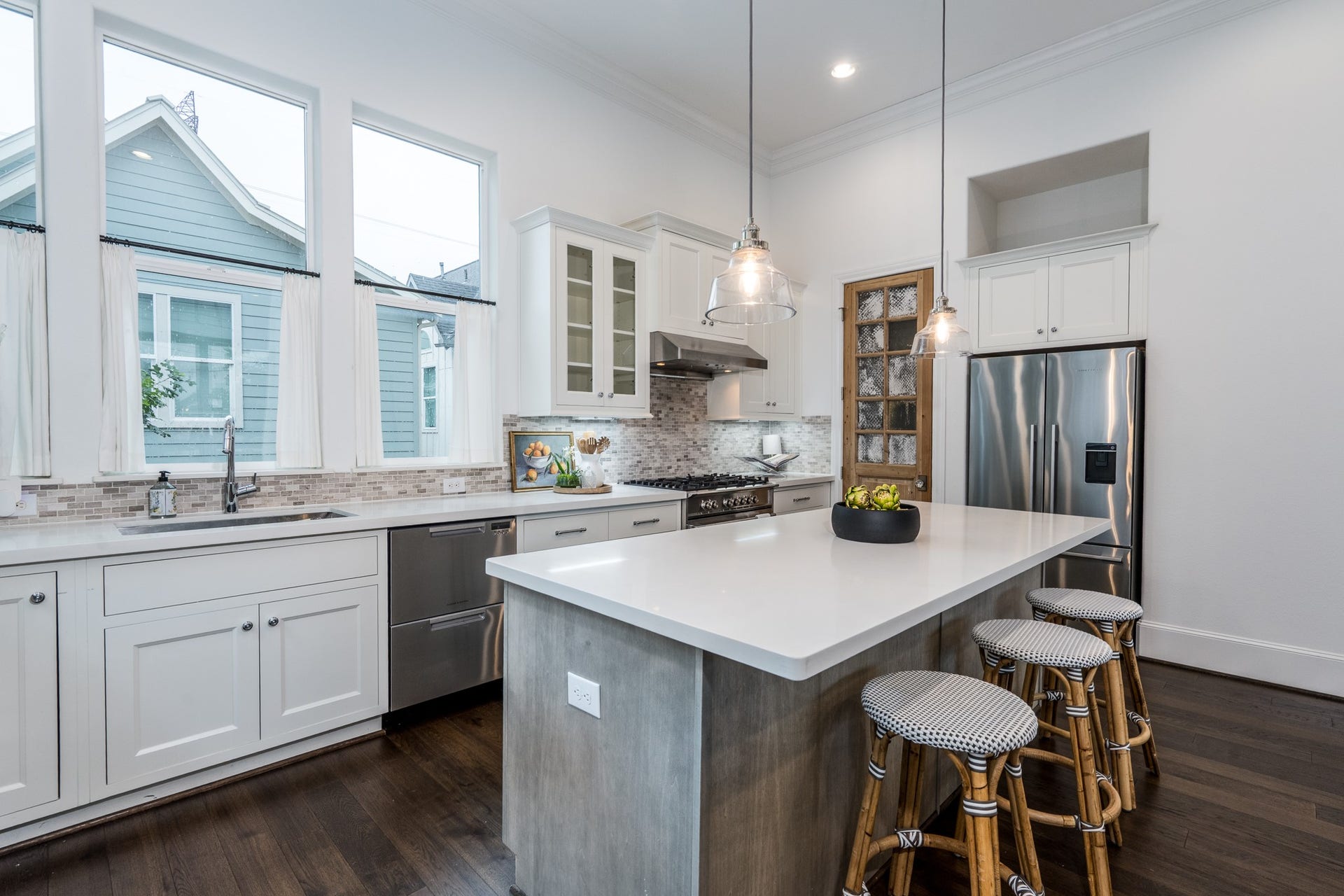 8624 Emnora Lane, Houston, TX 77080 This kitchen is a chef's dream! Notice the drawer style dishwasher and the gas cooktop.