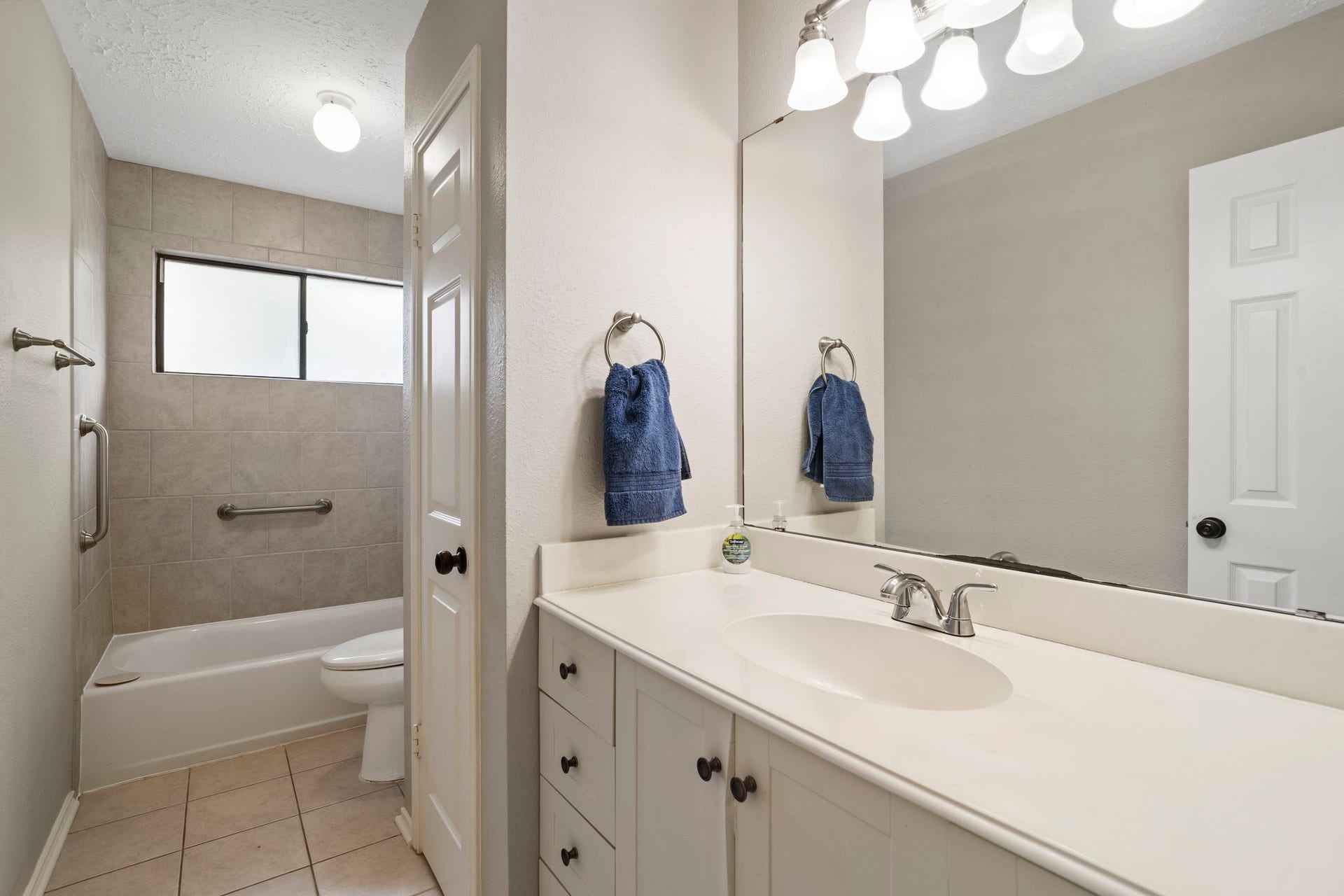 2437 Willow Bend Drive, Richmond, TX 77406 Bright and clean secondary bathroom featuring a spacious vanity, large mirror, and a shower-tub combination with modern fixtures.