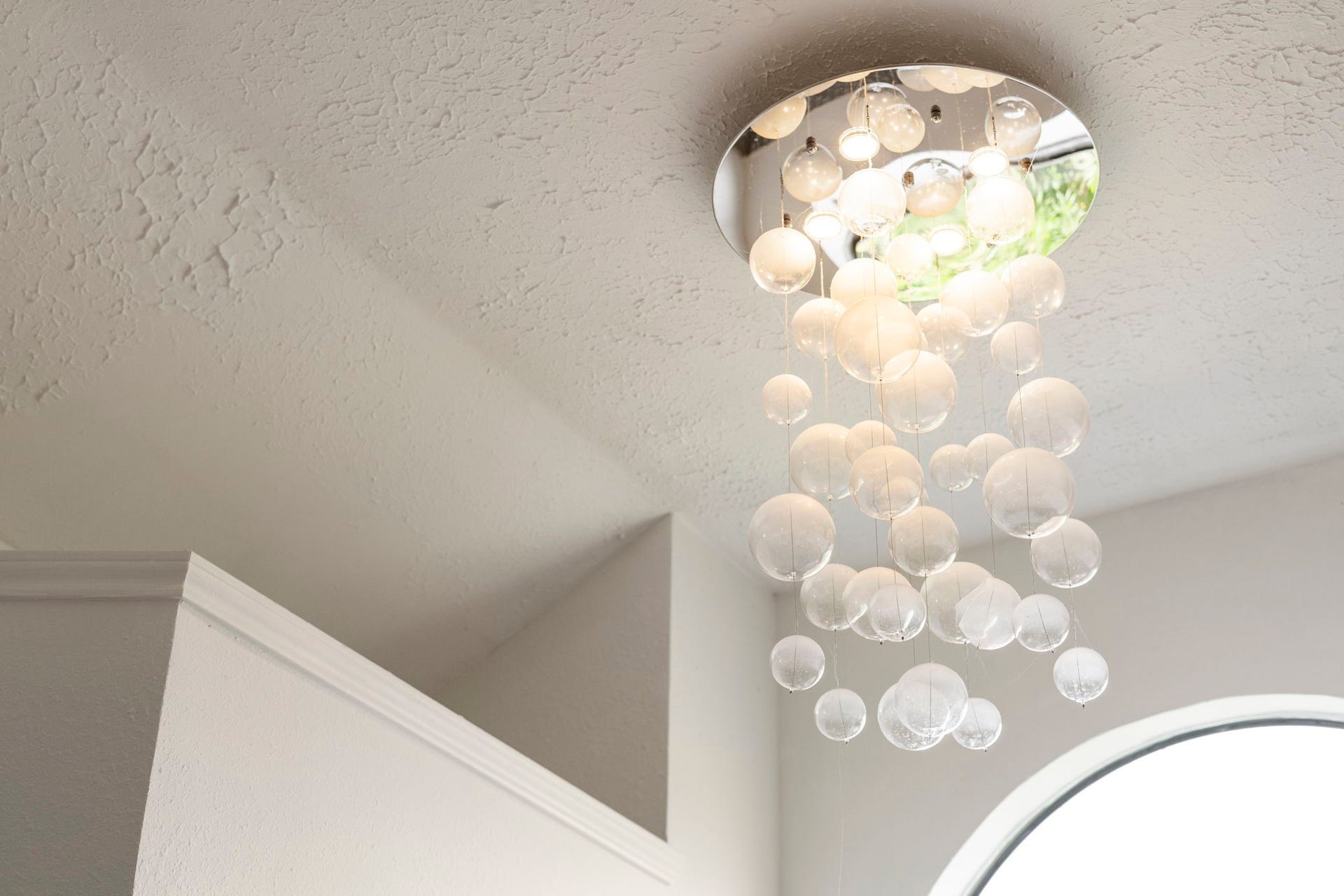 2437 Willow Bend Drive, Richmond, TX 77406 Primary bathroom light fixture withcascading glass orbs adds a touch of modern sophistication to the room.
