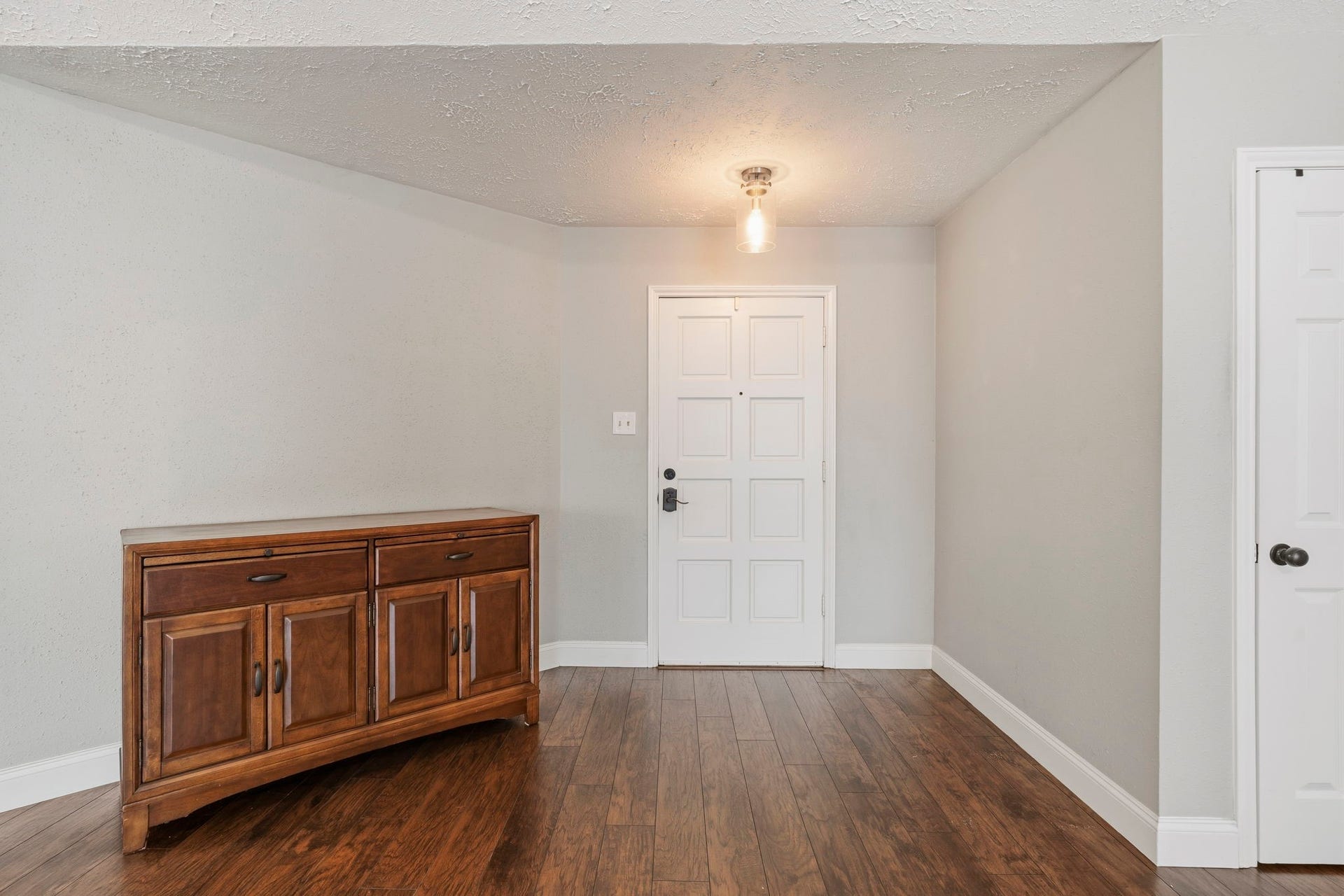 2437 Willow Bend Drive, Richmond, TX 77406 Entryway with elegant laminate wood flooring set against neutral walls for a warm welcome.