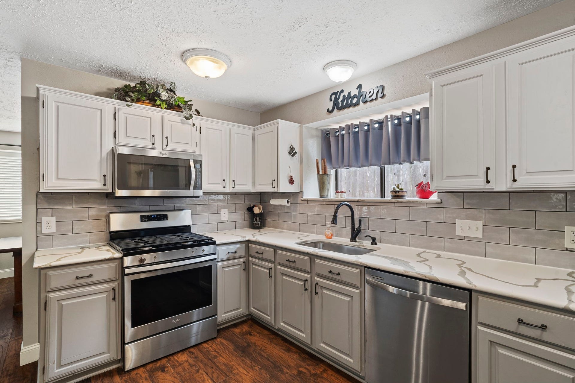 2437 Willow Bend Drive, Richmond, TX 77406 Love the contrast colors of the upper and lower cabinets.