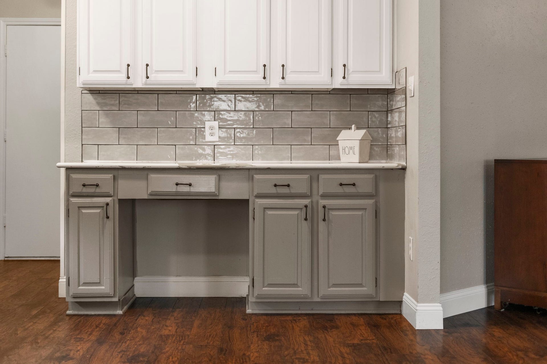 2437 Willow Bend Drive, Richmond, TX 77406 Beautiful sleek subway tiled backsplash in the kitchen. This space can be used as a workspace.