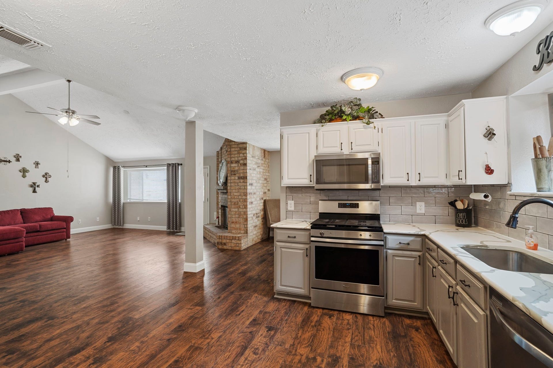 2437 Willow Bend Drive, Richmond, TX 77406 Open-concept living with rich laminate wood floors.