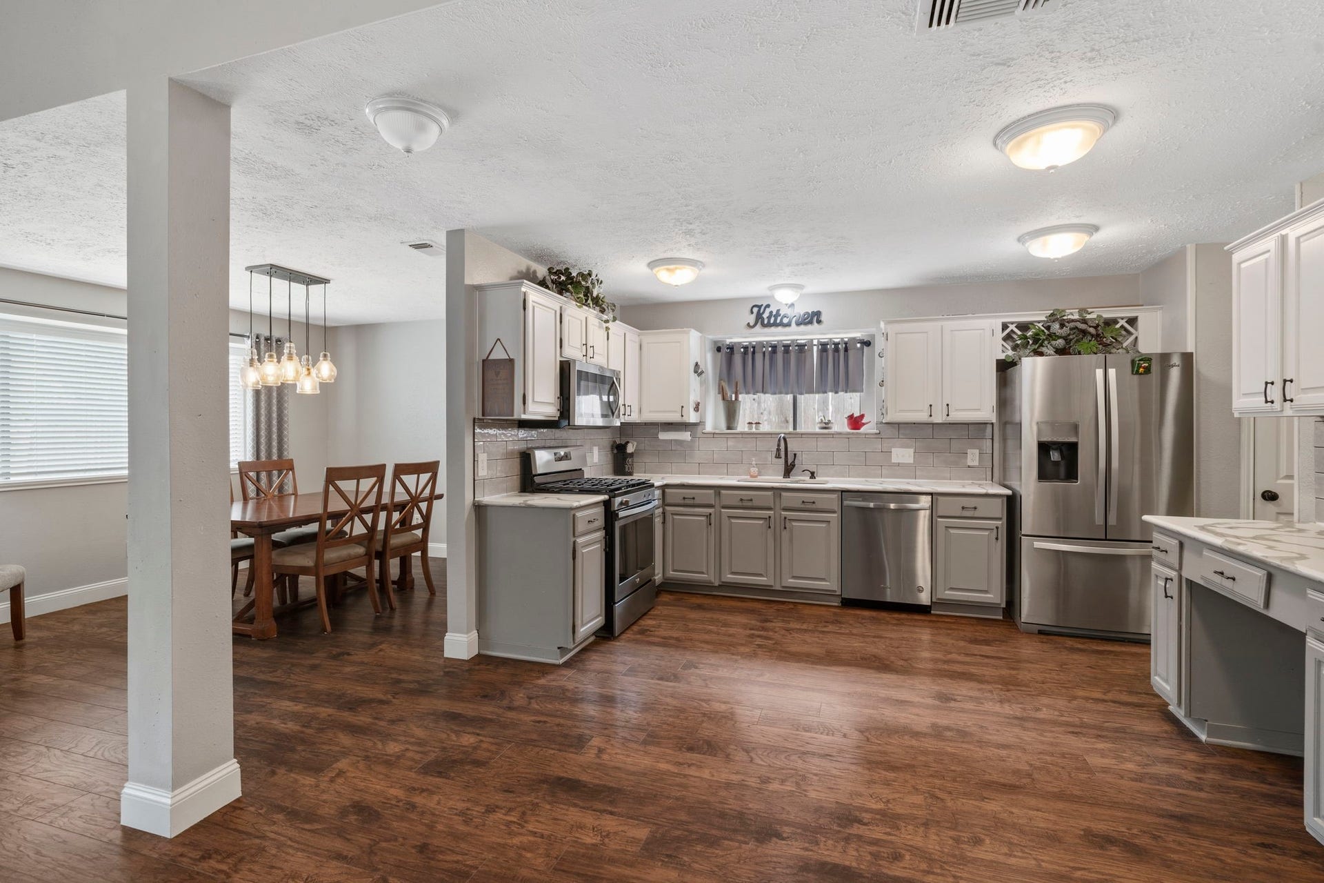 2437 Willow Bend Drive, Richmond, TX 77406 Entertaining is a breeze with the kitchen seamlessly connecting the dining room.