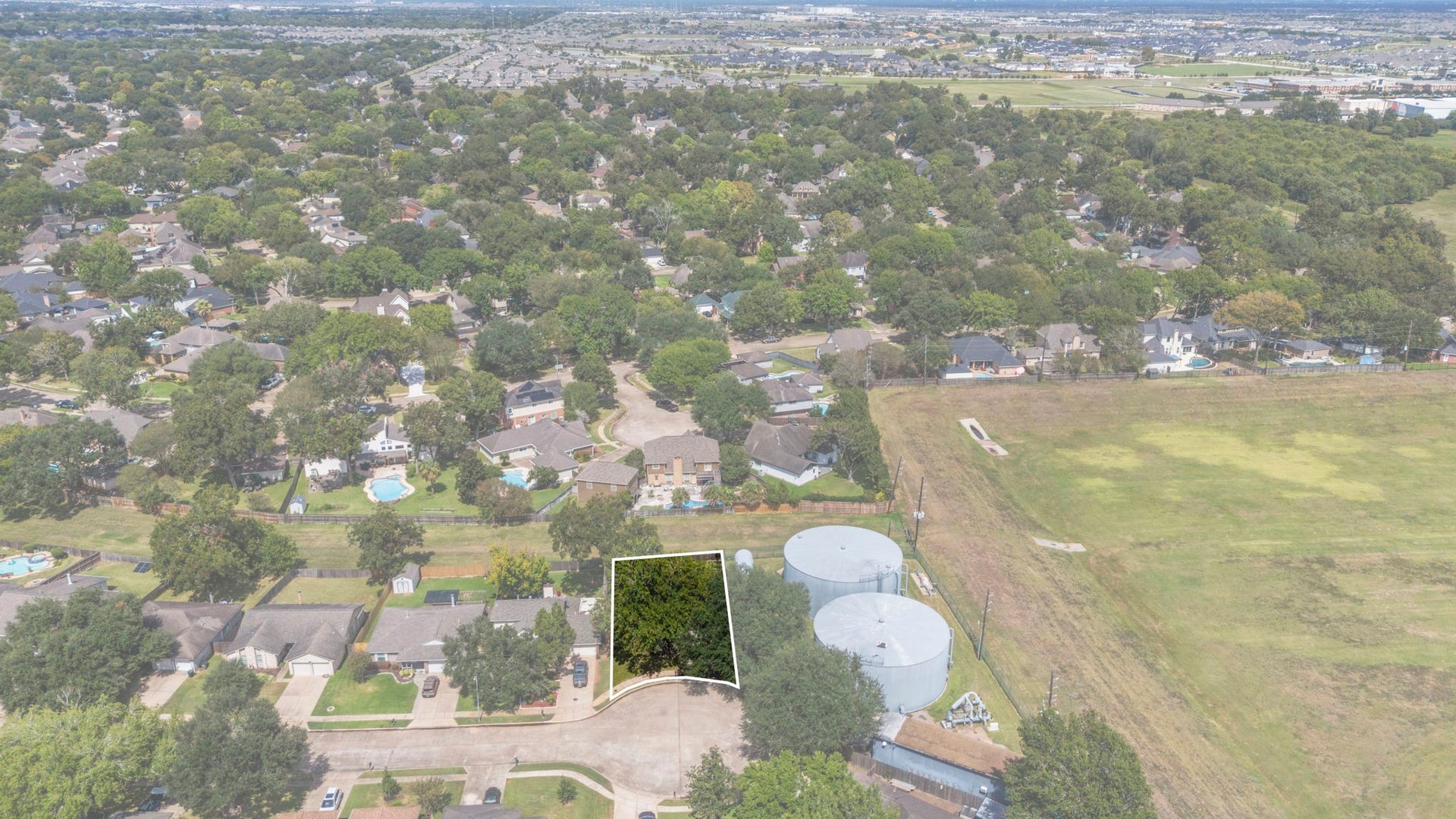 2437 Willow Bend Drive, Richmond, TX 77406 Make this house your home!